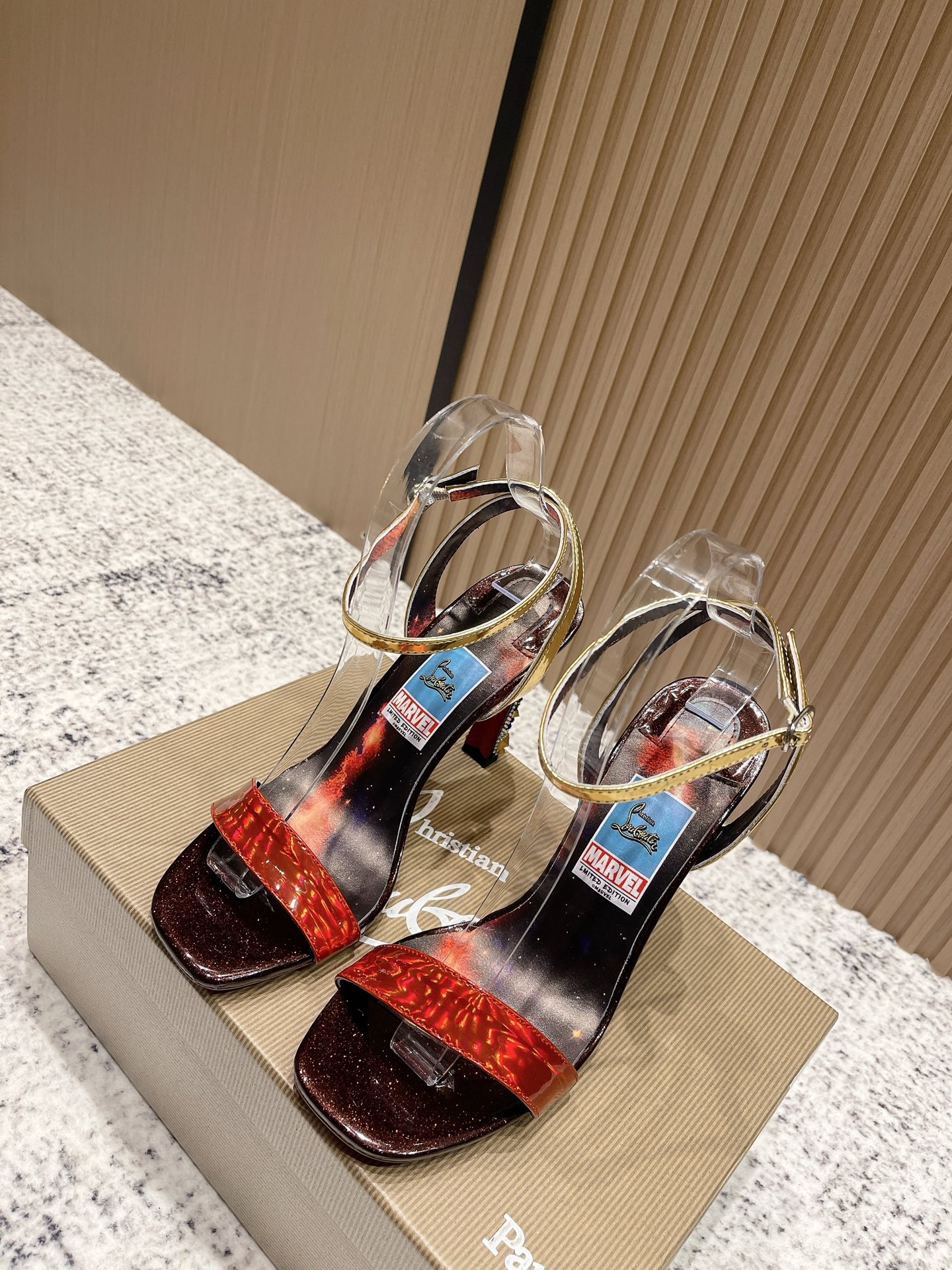 NO:558721,Top version of Christian Louboutin co-branded with Marvel | 2025s original heavy-duty CL brand new show high heels ~ Fashion catwalk high-heeled red-soled sandals ———————————— New red-soled metal heel fiery rose high-heeled shoes There is nothing to say, just a whole beautiful crazy #fatal temptation Material imported patent leather Lining imported sheepskin Outsole Original imported top-grade genuine leather outsole  Size35–39 (34.40.41.42.43 custom-made, non-returnable) Heel height 10cm, high heels sandals, christian louboutin, sandals, high heels, sheepskin, Leather soles19860909顶级版 Christian Louboutin 联名漫威 | 2025s原版做货重工CL全新秀款高跟鞋～ 时装走秀高跟红底凉鞋 ———————————— 新款红底金属跟火红玫瑰高跟鞋 没什么好说的就是一整个美疯#致命的诱惑 材质进口漆皮 内里进口羊皮 大底原版进口顶级真皮大底 Size35–39（34.40.41.42.43订做不退换） 跟高10cm,高跟鞋凉鞋,christian louboutin,sandals,high heels,sheepskin,Leather soles,Women's Shoes