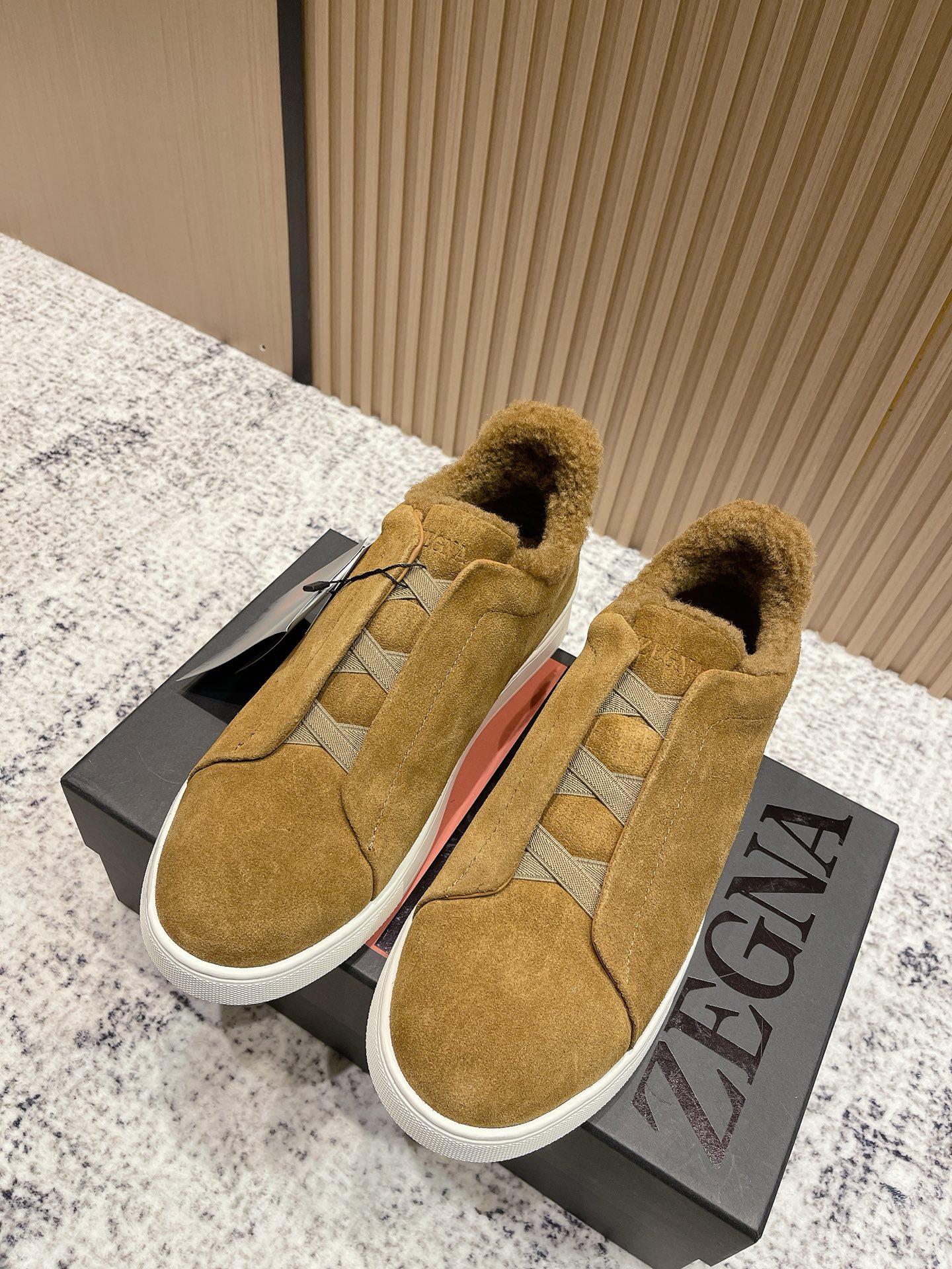 حذاء Zegna الرجالي Triple Stitch بتصميم فاخر ومريح من جلد الغزال بلون الجمل.