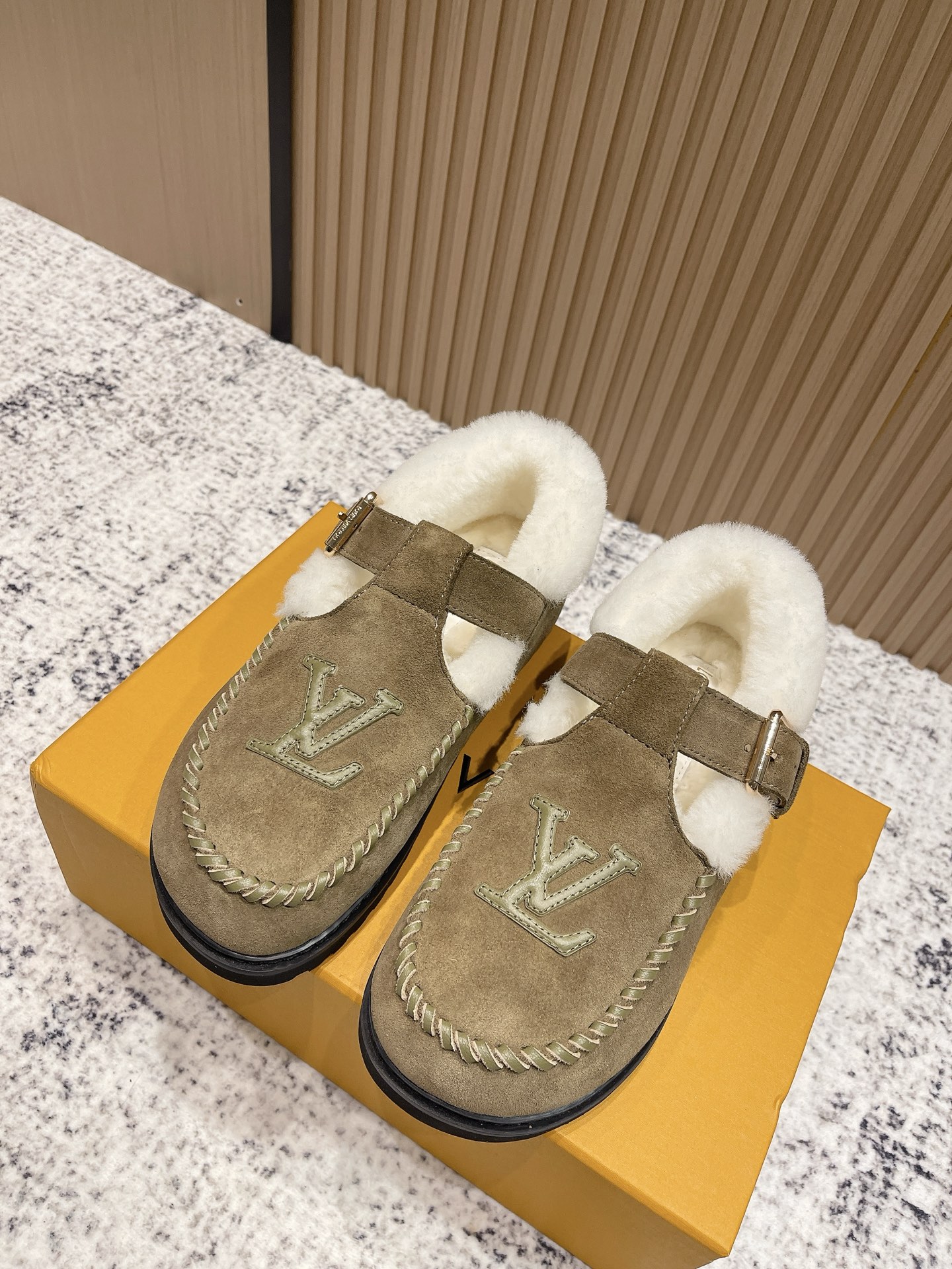 NO:560797,LV Louis Vuitton L Family Colorado Series Plush Mary Jane Furry Shoes Original purchase, development and production Colorado plush Mary Jane shoes are made of suede cow leather with a velvet texture and matched with a soft and warm shearling lining. The LV letter stitching on the upper and the inscribed buckle on the adjustable shoelaces enrich the brand details, and the lightweight micro outsole completes the trendy style. Exquisite packaging at the delivery counter. The fabric is original custom-made first-layer cowhide. The lining is original custom-made warm wool lining.  The outsole is made of original molded non-slip rubber foam material, sole thickness 2CM, size women's 35-41 (41 customized), loafers fur shoes, louis vuitton, louis vuitton, louis vuitton, louis vuitton, loafers, mary jane, cowhide19860909LV路易威登 L家驴牌 Colorado系列 毛绒 玛丽珍 毛毛鞋 原版购入开发 做货 Colorado 毛绒玛丽珍鞋以绒面牛皮革呈现丝绒质感,搭配柔暖羊毛皮内衬.鞋面的 LV 字母缝线和可调节鞋带的铭纹搭扣共同丰富品牌细节,轻盈微型外底完善潮流格调 配送专柜精美包装 面料原版定制头层牛皮 内里原版定制保暖羊毛里 大底原版开模防滑橡胶发泡材质 底厚2CM Size女款35-41（41定做）,乐福鞋毛毛鞋,louis vuitton,louis vuitton,louis vuitton,louis vuitton,loafers,mary jane,cowhide,Women's Shoes