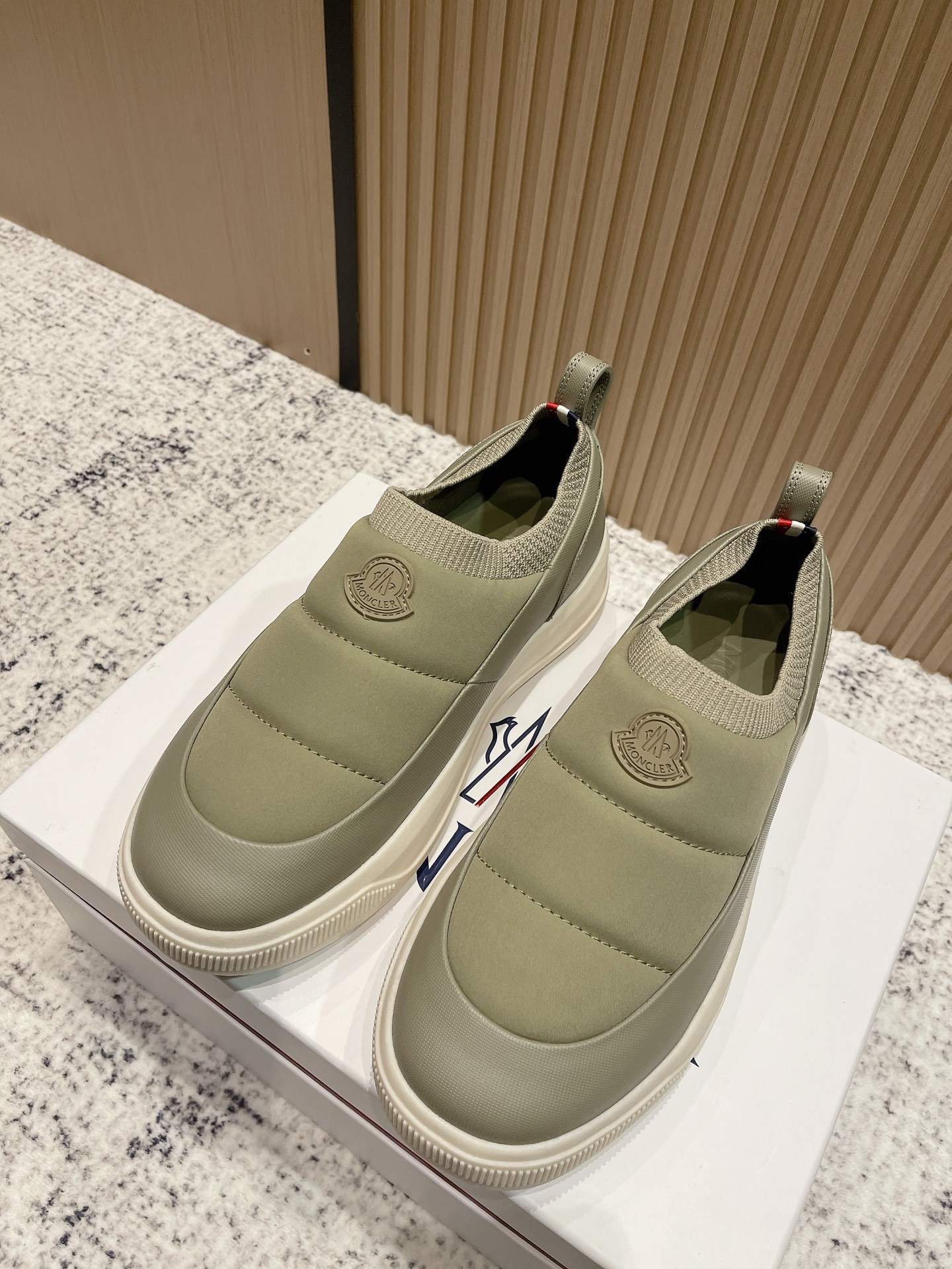 NO:558709,Top version Men's Moncler Moncler/Moncler Altive series outdoor thick sole casual men's shoes Original purchase development and production This Moncler Altive sneaker easily combines comfortable design and protection. With a cow split leather upper, EVA midsole adds flexibility, and VibramMEGAGRIP composite bottom gives the shoe grip and durability. Ortholite insole is easy to clean, while enhancing the permeability of the shoe and providing a comfortable cushioning effect.  Size 38-45 (38.45 customized), casual shoes/sports shoes, Moncler, Moncler, sneakers19860909顶级版本 男款 Moncler盟可睐/蒙口Moncler Altive系列 户外 厚底 休闲男鞋 原版购入开发 做货 这款Moncler Altive运动鞋轻松融合舒适设计与保护性.搭配牛剖层革鞋面,EVA中底倍添灵活性,VibramMEGAGRIP复合底面赋予鞋履抓地力和耐久性. Ortholite鞋垫易于清洗,同时可增强鞋履的通透性,并提供舒适的缓冲效果 码数38-45（38.45定做）,休闲鞋/运动鞋,Moncler,Moncler,sneakers,Women's Shoes