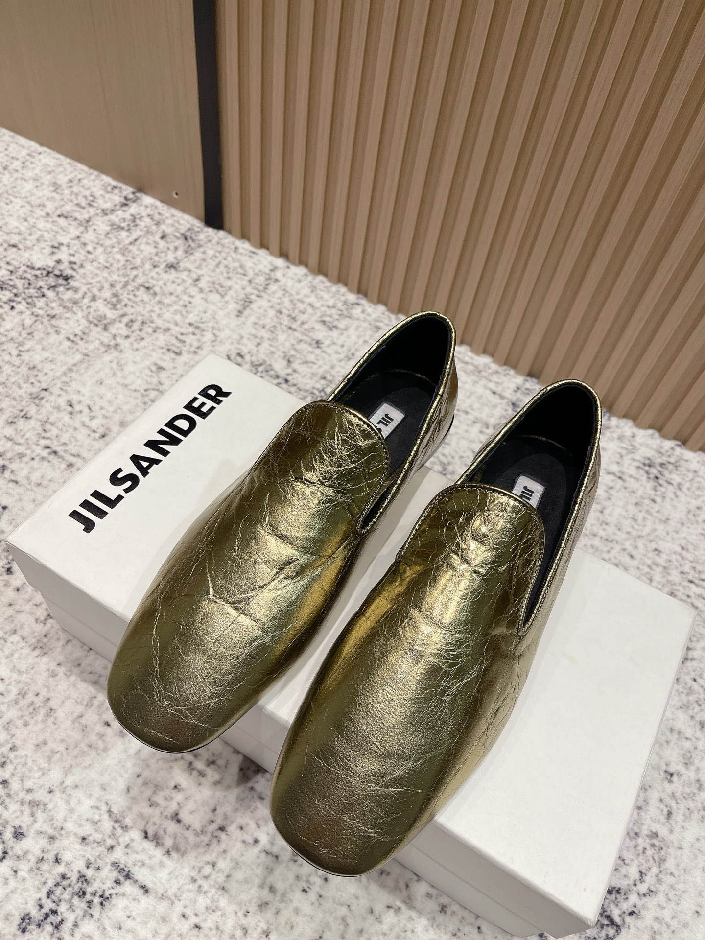 NO:558706,Top version JIL SANDER 25/ Autumn latest small square-toe loafers slip-on flat shoes. Typical loafer shoe type, one-step slip-on, easy to put on and take off. The toe is designed with a square toe. This style of toe is retro and grand, which can modify the foot shape and provide a relatively loose space for the toes. It will not squeeze the toes too much like pointed-toe shoes. The wearing comfort is guaranteed in both visual and practical experience.  Upper suet leather/horse hair, lining sheepskin, sole Italian injection molded leather outsole, heel height 5.5/flat bottom Size#35-41 (40.41 custom made, non-returnable), single shoes, jil sander, jil sander, loafers, sheepskin, Leather soles19860909顶级版本 JIL SANDER 吉尔桑达 25/ 秋季 最新 小方头乐福鞋一脚蹬套脚平底单鞋 典型的乐福鞋鞋型,属于一脚蹬,方便穿脱.鞋头为方头设计,这种鞋头风格复古又大气,能够修饰脚型,同时给脚趾提供相对宽松的空间,不会像尖头鞋那样对脚趾有过多挤压,穿着舒适度在视觉和实际体验上都有保障. 鞋面羊油皮/马毛 内里羊皮 鞋底意大利注塑真皮大底 跟高5.5/平底 Size#35-41（40.41定做不退换）,单鞋,jil sander,jil sander,loafers,sheepskin,Leather soles,Women's Shoes