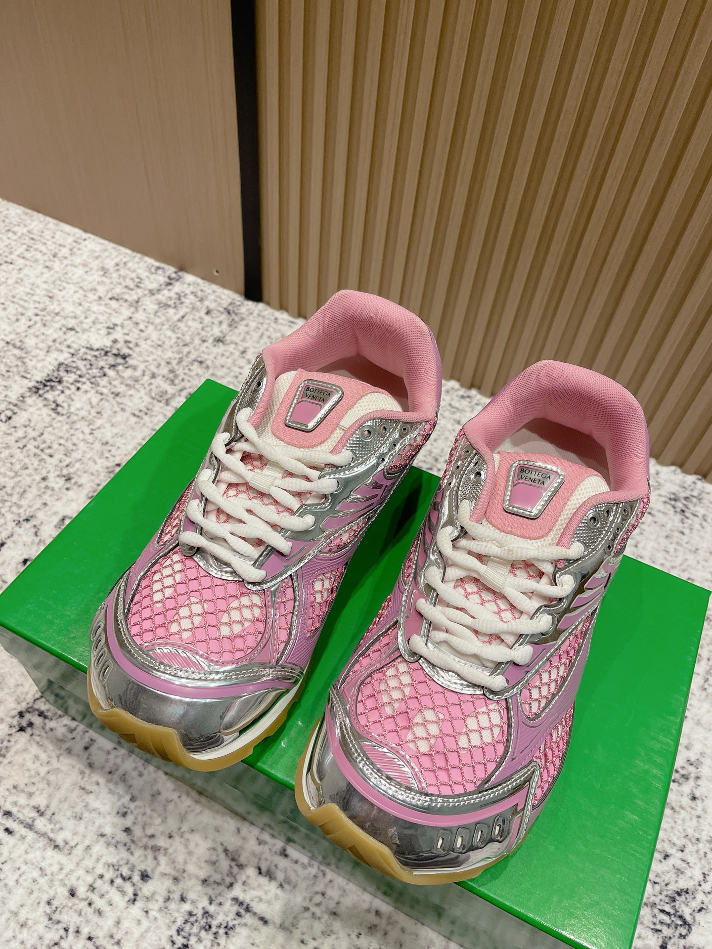 NO:558732,Top version female Bottega Veneta · Bottega Veneta 2025ss new BV Orbit series couples retro mesh casual sports shoes running dad shoes top version original purchase development and production  Inspired by the free and casual retro style of the 1990s, BV launches a new series of unisex sports shoes, the Orbit series. While ensuring casual comfort, there is no lack of meticulous design design. The selected mesh fabric echoes the brand's iconic intreccio weaving elements to achieve a light foot feel. While wearing it, it can also elegantly modify the foot lines. It can be freely matched with trousers or skirts, and can easily control a variety of daily styles!  Fabric: original customized technical metal fabric + mesh lining: original imported breathable mesh lining: original molded anti-slip TPU material for soles: sole thickness about 3cm, size 35-41 (female 40.41. Customized), casual shoes/sports shoes, bottega veneta,bottega veneta,bottega veneta,sneakers,skirts19860909顶级版本女 Bottega Veneta·葆蝶家 2025ss新款 BV Orbit系列情侣款复古网面休闲运动鞋跑步老爹鞋 顶级版本原版购入开发做货 BV以90年代自由随性的复古风格为灵感,推出全新的中性运动鞋Orbit系列,在保证休闲舒适的同时,不乏造型设计的精细雕琢,搭配甄选网纱面料呼应品牌标志性Intreccio编织元素,以此实现轻盈的脚感,在穿着舒适的同时,还可以优雅修饰足部线条,更能自由搭配裤装或裙装,轻松驾驭多种日常风格！ 面料原版定制科技金属面料+网面 内里原版进口透气网里 鞋底原版开模防滑TPU材质 底厚约3cm 码数35-41（女40.41.定做）,休闲鞋/运动鞋,bottega veneta,bottega veneta,bottega veneta,sneakers,skirts,Women's Shoes