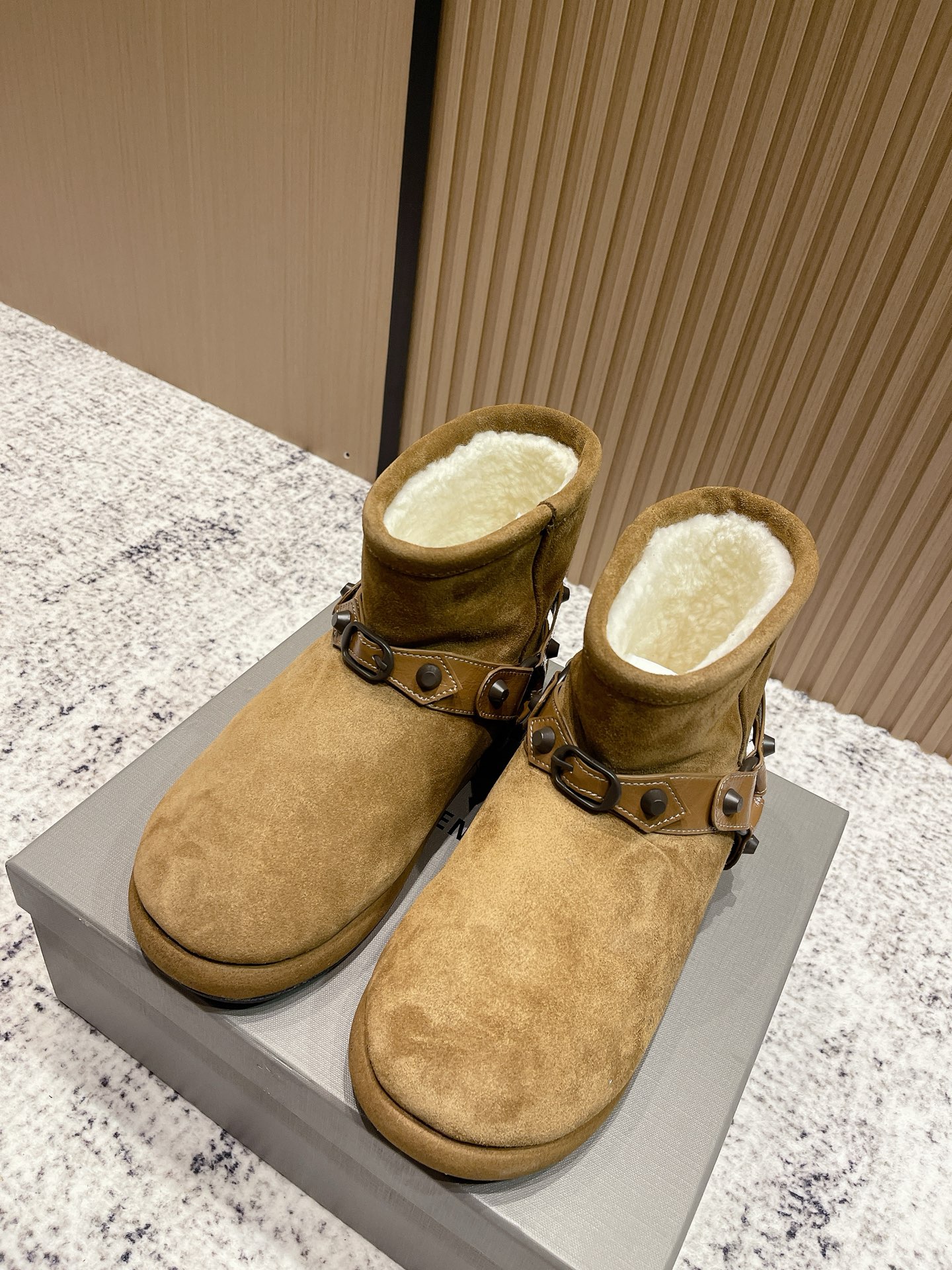 NO:558726,Top version BALENCIAGA Balenciaga ski series, the latest snow boots, genuine RMB9630 purchase and development, perfect replica. The designer launches to explore the concept of originality and appropriation in the fashion industry, pay tribute to heritage and classics with a new series, break the conventional design with the iconic Balenciaga abstraction, collide with new ideas that are witty and harmonious, the original one-to-one method, all fabrics are customized, double-layered uppers, one layer inside and one outside, exclusive molded outsole  Size35-40 (40 is custom-made and cannot be returned or exchanged), snow boots, balenciaga, balenciaga, boots19860909顶级版本 BALENCIAGA巴黎世家滑雪系列 最新款 雪地靴 正品RMB9630购入开发 完美复刻 设计师推出探索时尚界对于原创与挪用的概念、以全新系列致敬传承与经典,以标志性Balenciaga抽象打破常规设计 碰撞出诙谐又和谐的新创意、原版一比一做法、面料全部定制 双层鞋面里外一层 独家开模大底 Size35-40（40订做不退换）,雪地靴,balenciaga,balenciaga,boots,Women's Shoes