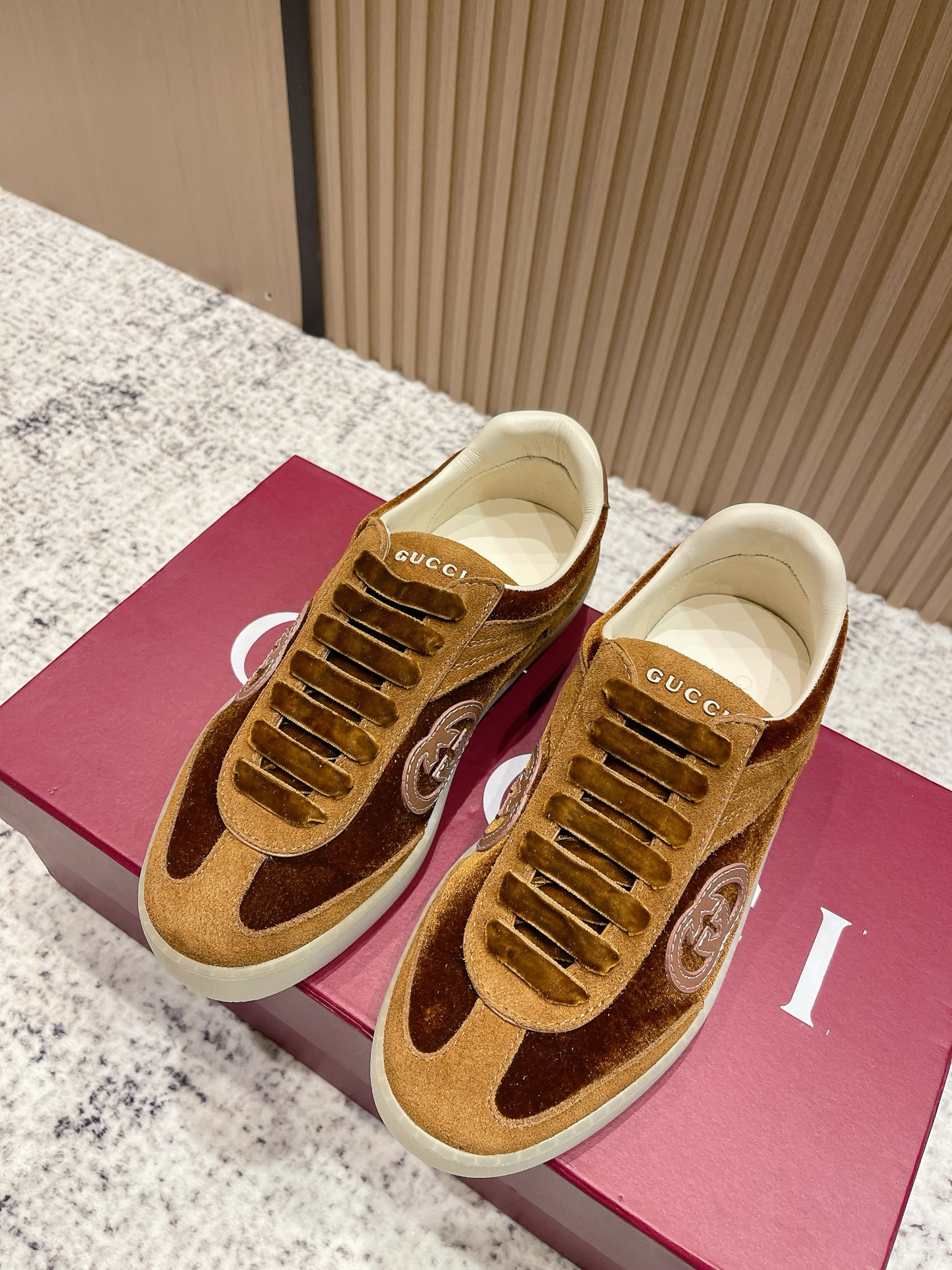 NO:558720,Top version of Gucci Gucci Latest Double G Couple Style Casual Sports Shoes Moral Training Shoes Forrest Shoes The upper is made with innovative stitching technology to create a flowing texture like water. The leather design is matched with three-dimensional interlocking Double G leather patches and Gucci letter accessories. The 3D effect is used to achieve the free flowing texture of the entire shoe. Exquisite packaging at the delivery counter. The fabric is original customized cowhide/velvet. The lining is original imported sheepskin. The sole is made of original molded TPU material.  Bottom thickness 2.5CM, women's size 35-39, men's size 40-44, casual shoes/sports shoes, gucci, gucci, sneakers, cowhide, sheepskin19860909顶级版本 gucci古驰 最新款 双G 情侣款 休闲 运动鞋 德训鞋 阿甘鞋 鞋面采用创新缝线工艺制作 打造如水般的流动质感 皮革设计搭配三维立体互扣式双G皮革贴饰和Gucci字母配件 以3D效果成就整款鞋履自在的流动质感 配送专柜精美包装 面料原版定制牛皮/丝绒 内里原版进口羊皮 鞋底原版开模TPU材质 底厚2.5CM 码数女款35-39 男款40-44,休闲鞋/运动鞋,gucci,gucci,sneakers,cowhide,sheepskin,Women's Shoes