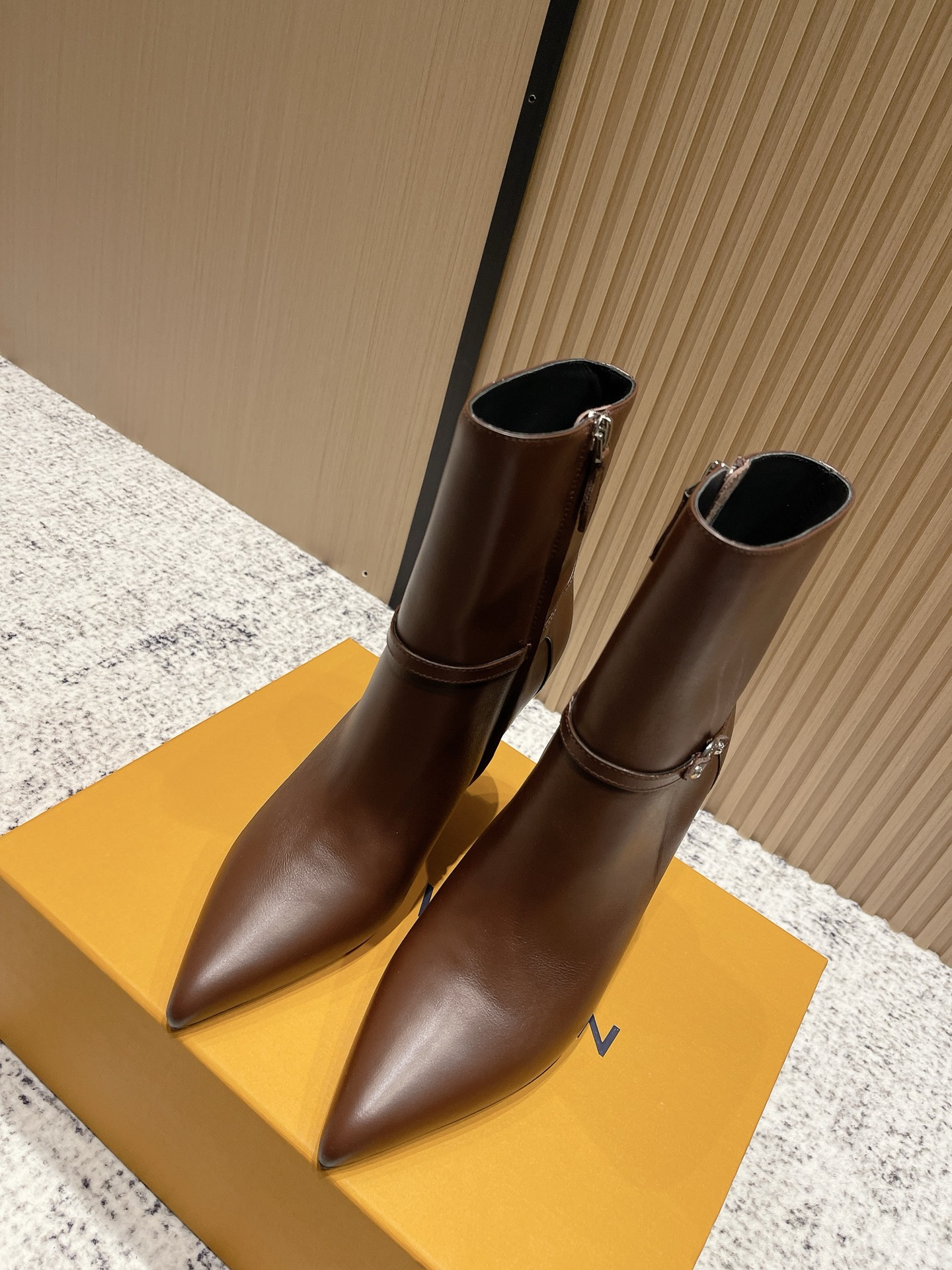 NO:558717,The top version of LV donkey brand 25ss new autumn and winter high-heeled Martin boots short boots, versatile last shape and slim feet yyds. Three-dimensional and full shape, full of temperament, comfortable on the feet, very retro style, full of aura, plus the original presbyopic design style is very classic, the details are perfect, cool and trendy... Upper cowhide, cowhide lining, foot pads!  Genuine leather outsole Size: 35-39 (40 customized), boots, louis vuitton, louis vuitton, boots, cowhide, Leather soles19860909顶级版本 LV驴牌 25ss 新款秋冬高跟马丁靴短靴 楦型百搭瘦脚yyds.造型立体饱满,气质满满 上脚舒适 非常复古风、气场十足,加原版老花设计风格非常经典 细节完美 酷炫 潮派... 鞋面牛皮 牛里、垫脚！真皮大底 Size: 35-39（40定做）,靴子,louis vuitton,louis vuitton,boots,cowhide,Leather soles,Women's Shoes