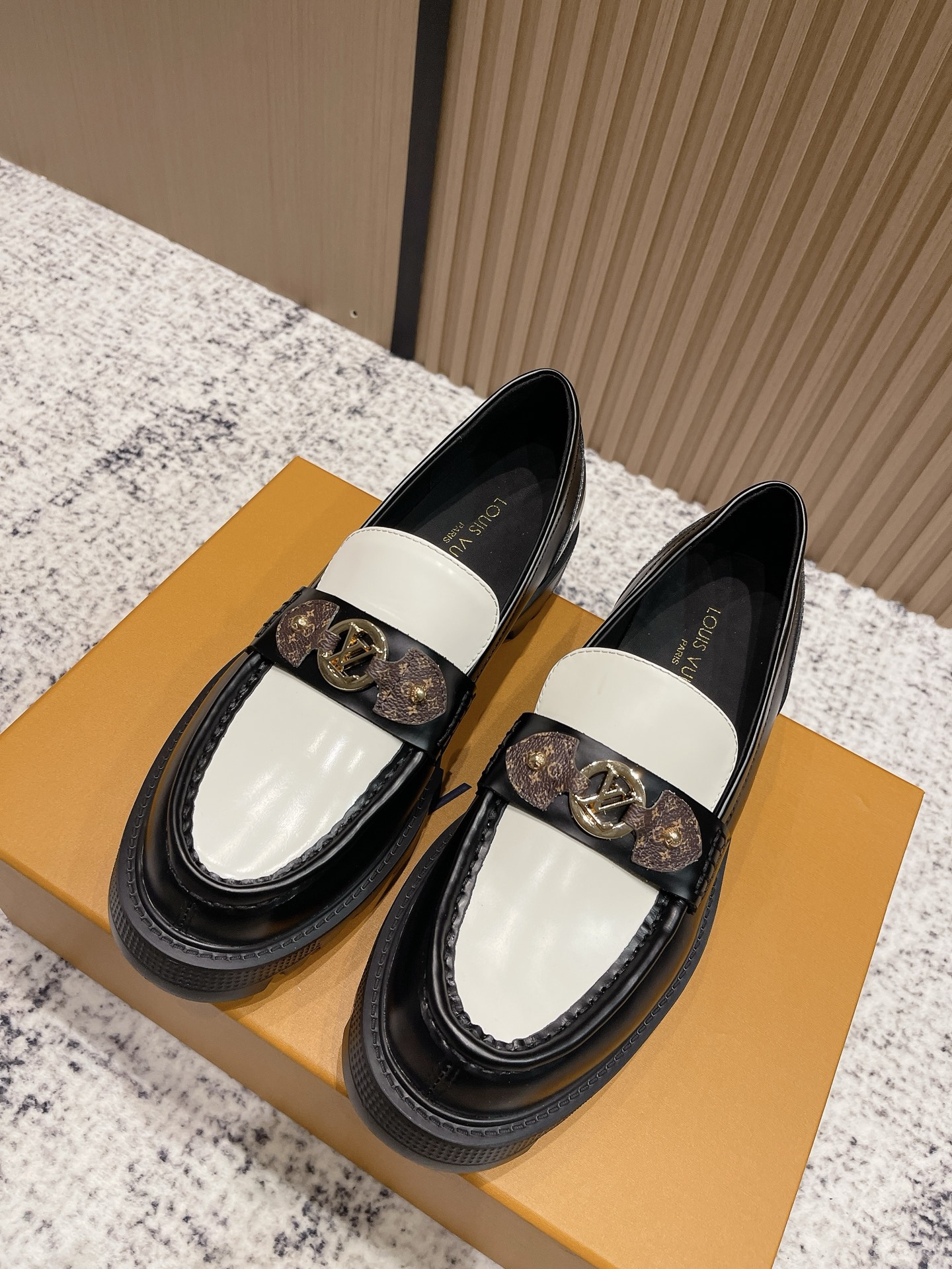 NO:558705,Top version LOUIS VUITTON ss25 F057 LV brand new thick-soled casual shoes loafers. This style of loafers is made of top-grain calf leather with a light and comfortable body. The thick EVA outsole is embellished with eye-catching ridges, and the trendy attitude of being both strong and soft makes it a daily choice. The upper is imported top-grain cowhide and the inner lining is cowhide. The outsole is original molded non-slip outsole. Size:  35-41 (women’s 40.41, custom-made, non-returnable), loafers, louis vuitton, louis vuitton, louis vuitton, loafers, cowhide19860909顶级版本 LOUIS VUITTON ss25 F057 LV驴牌新款厚底休闲鞋乐福鞋 本款 乐福鞋以头层小牛皮革裁出轻盈舒适鞋身.厚实 EVA外底点缀醒目凸纹,亦刚亦柔的潮流姿态成就日常佳选. 鞋面进口头层牛皮 内里牛皮 大底原版开模防滑大底 码数: 35-41（女40.41订做不退换）,乐福鞋,louis vuitton,louis vuitton,louis vuitton,loafers,cowhide,Women's Shoes