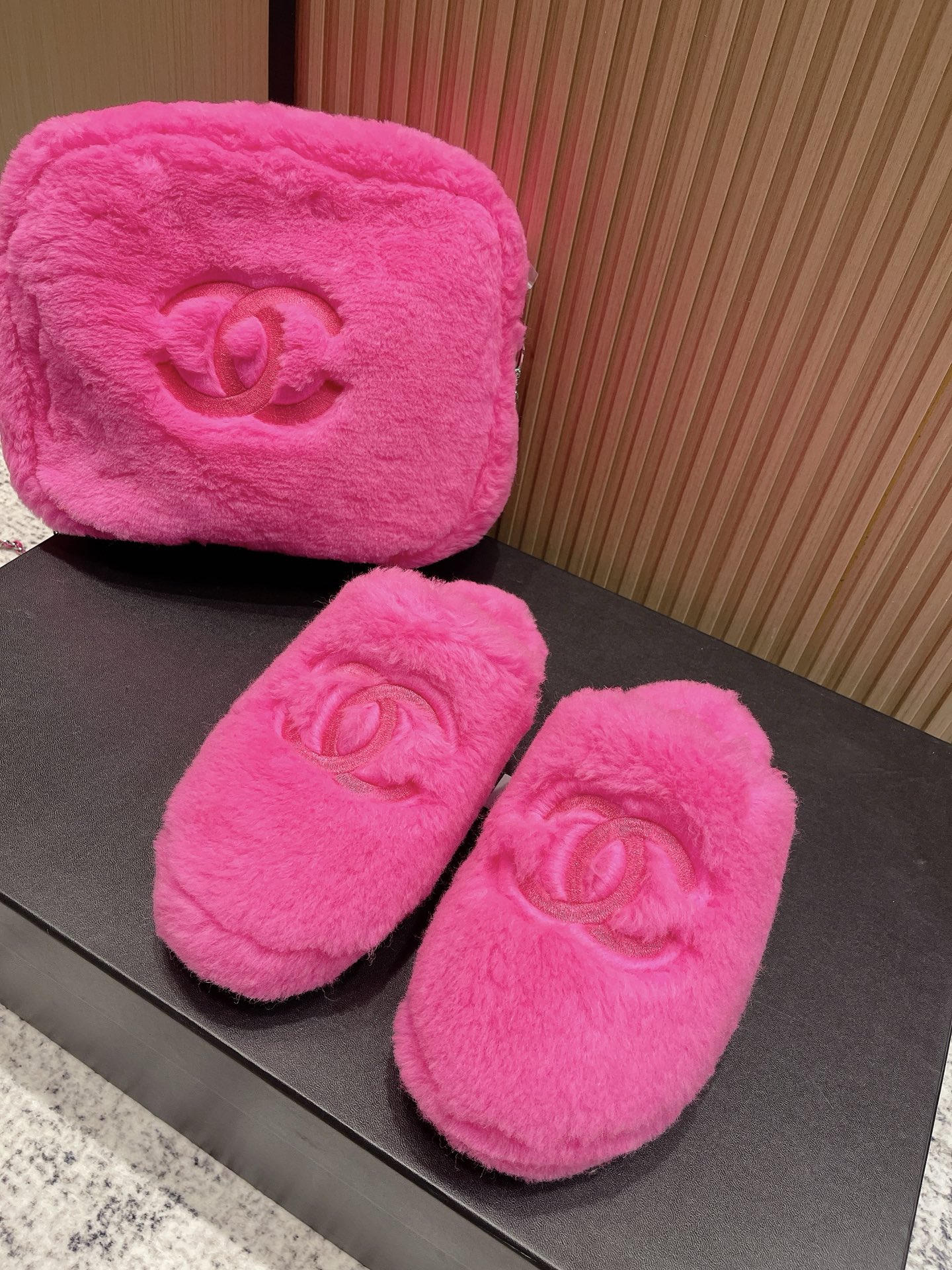 NO:558702,Top version of shoes, complete set, high version of CHANE*25s, Chanel's own autumn and winter style!  !  Much more comfortable than the classic Slingback!  Every color is very whitening on the feet. The first choice is gold powder. It is a pink and tender whitening tool! So cute! It is also a popular small fragrant mop. The material is original imported wool. The lining is original material. The outsole is original sole. Size: 35-39 (40. Customized, non-refundable and non-exchangeable), semi-furry mop shoes, chanel, chanel19860909顶级版本鞋 全套 高版CHANE*25s小香奈儿秋冬妥妥的自留款！！比经典款Slingback舒服太多啦！每个颜色上脚都很显白 首选金粉 粉嫩粉嫩的显白利器!好嗲啊!又是火爆的小香毛拖 材质原版进口羊毛 内里原版材质 大底原版鞋底 码数:35-39（40.定制不退不换）,半拖毛毛鞋,chanel,chanel,Women's Shoes