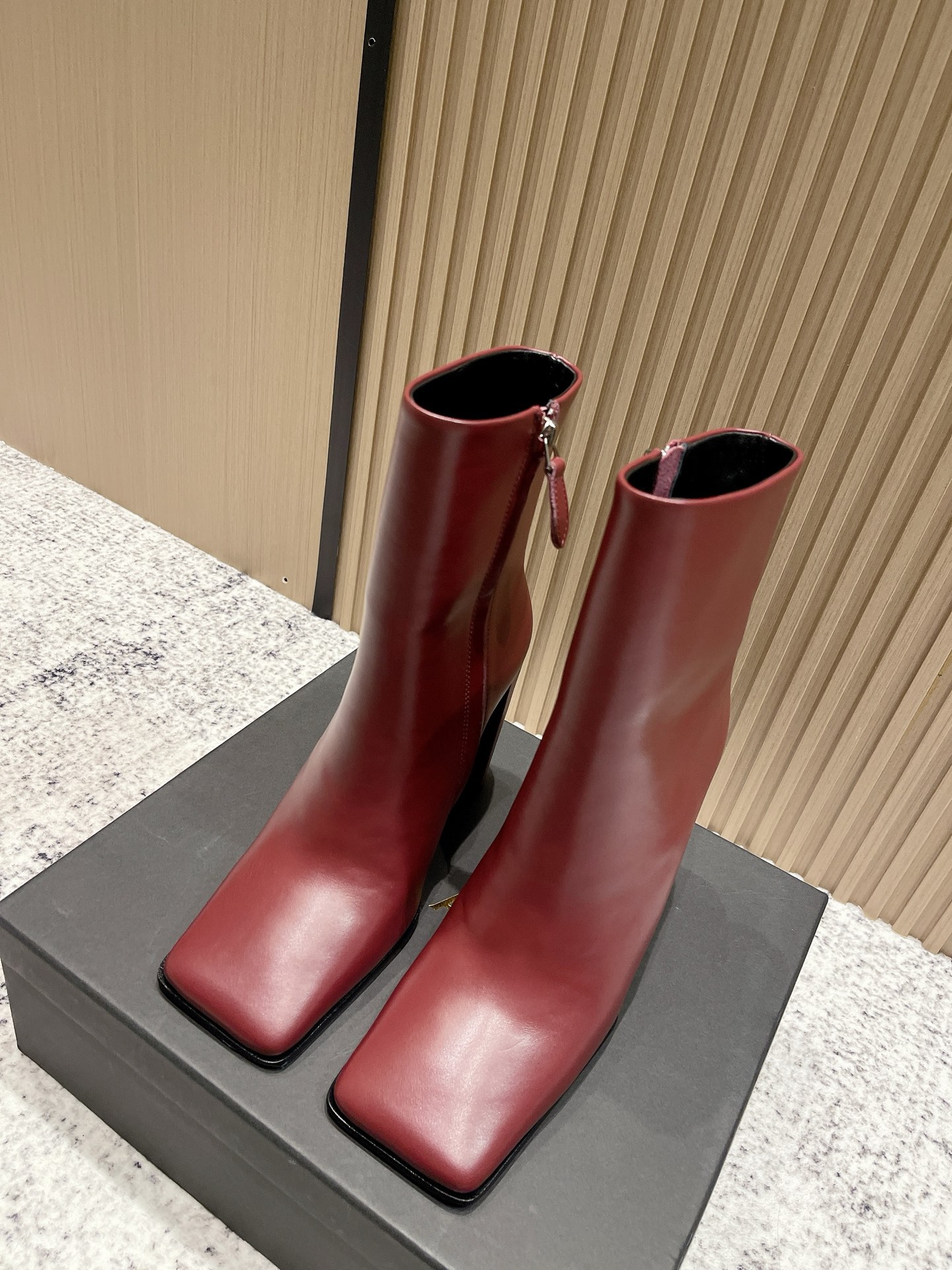 NO:559071,The top version of ALAIA is a minimalist style fashionable side zipper thick heel square toe short boots high heel ankle boots. Fashionistas are looking for a pair of short boots that can combine comfort and style, and this pair is undoubtedly the best answer this season!  Paired with simple straight jeans, it is a casual American style. Combined with a knitted dress, it is a gentle and elegant French style. It can easily handle various occasions and become the finishing touch of autumn and winter. The upper is calfskin, the lining is sheepskin, the sole is Italian genuine leather, and the heel height is about 10cm.  Size 35-39 (40.41.42 custom-made, non-returnable), boots, alaia, boots, skirts, jeans, cowhide, sheepskin, Leather soles19860909顶级版本 ALAIA阿莱亚 极简风时髦精侧拉链粗跟方头短靴高跟及踝靴 时尚达人都在寻觅一双能兼顾舒适与风格的短靴 而这双无疑是这个季节的最佳答案！ 搭配简约的直筒牛仔裤 就是休闲的美式风格 与针织连衣裙组合 则是温柔优雅的法式风情 轻松驾驭各种场合 成为秋冬穿搭的点睛之笔. 鞋面小牛皮 内里垫脚羊皮 鞋底意大利真皮大底 跟高约10cm 码数35-39（40.41.42定做不退换）,靴子,alaia,boots,skirts,jeans,cowhide,sheepskin,Leather soles,Women's Shoes