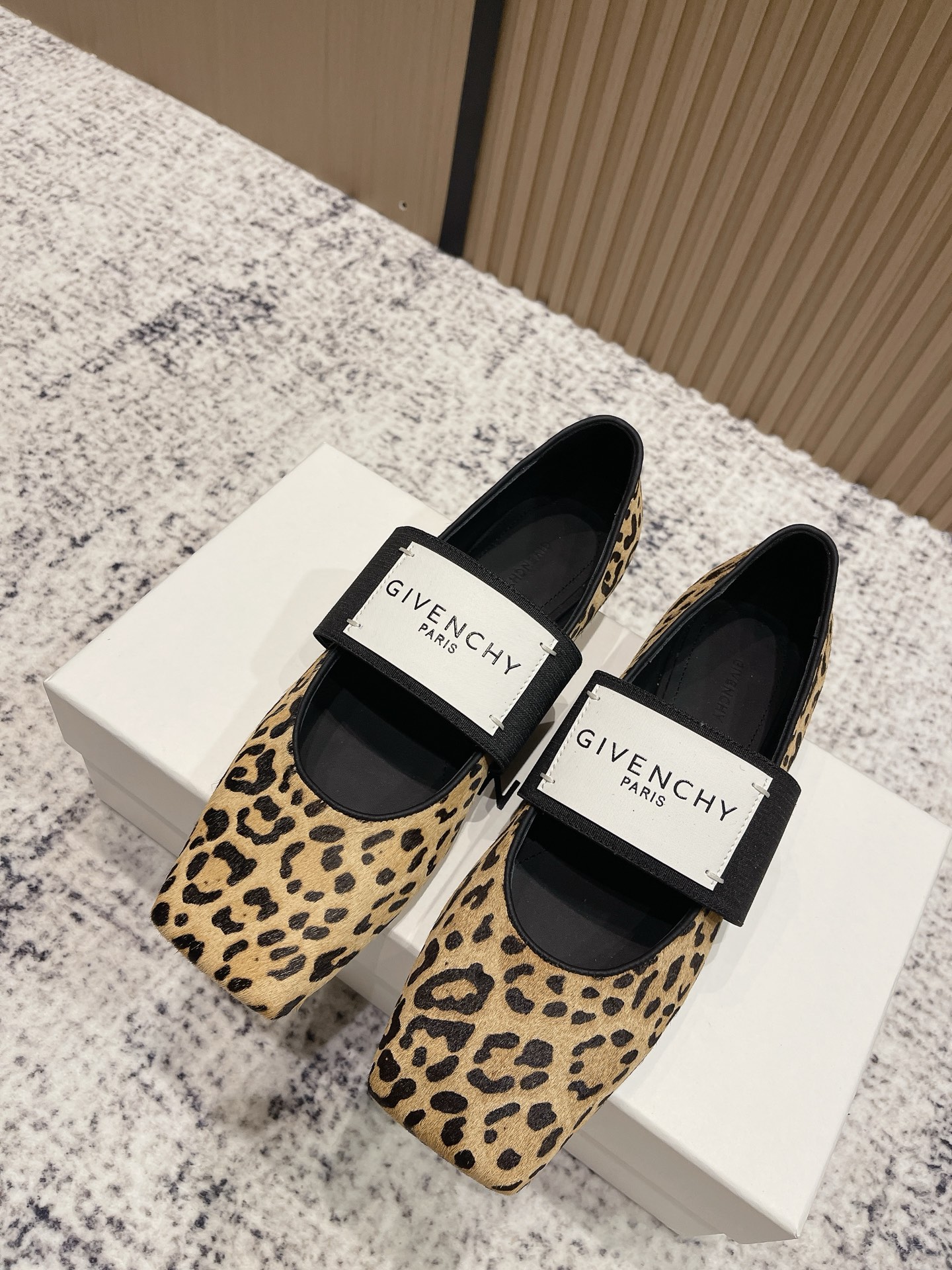 NO:559065,-Top quality 2025Fw new early autumn GIVENCHY Givenchy Zhang Ruonan's same style Sliced ​​Square ballet flats, popular flat patent leather elastic band Mary Jane shoes, stunning ballet shoes. Cut square toe, relaxed and elegant. Taking into account style and extreme comfort, the elastic band is embellished with 'GIVENCHYPARIS' logo, full of personality. Paired with skirts, trousers and casual trousers, the elegant temperament of ballet shoes in different styles is perfectly presented, and the photos are beyond photos!  Upper cow patent leather/mirror cowhide, inner padding sheepskin, sole Italian A-grade genuine leather outsole, size 35-39 (40.41 customized, non-returnable), single shoes, givenchy, givennchy, mary jane, flats, skirts, cowhide, sheepskin, Leather soles19860909-顶级品质 2025Fw早秋新款GIVENCHY 纪梵希 章若楠同款Sliced Square芭蕾舞平底鞋大爆款平底漆皮松紧带玛丽珍单鞋绝美芭蕾舞鞋 裁切方头,轻松优雅气质.兼顾风格与极度舒适,弹性饰带缀”GIVENCHYPARIS“标识,个性十足. 搭配裙装西裤休闲裤,完美呈现不同风格下芭蕾舞鞋的优雅气质,拍照超出片！ 鞋面牛漆皮/镜面牛皮 内里垫脚羊皮 鞋底意大利A级真皮大底 码数35-39（40.41定做不退换）,单鞋,givenchy,givenchy,mary jane,flats,skirts,cowhide,sheepskin,Leather soles,Women's Shoes