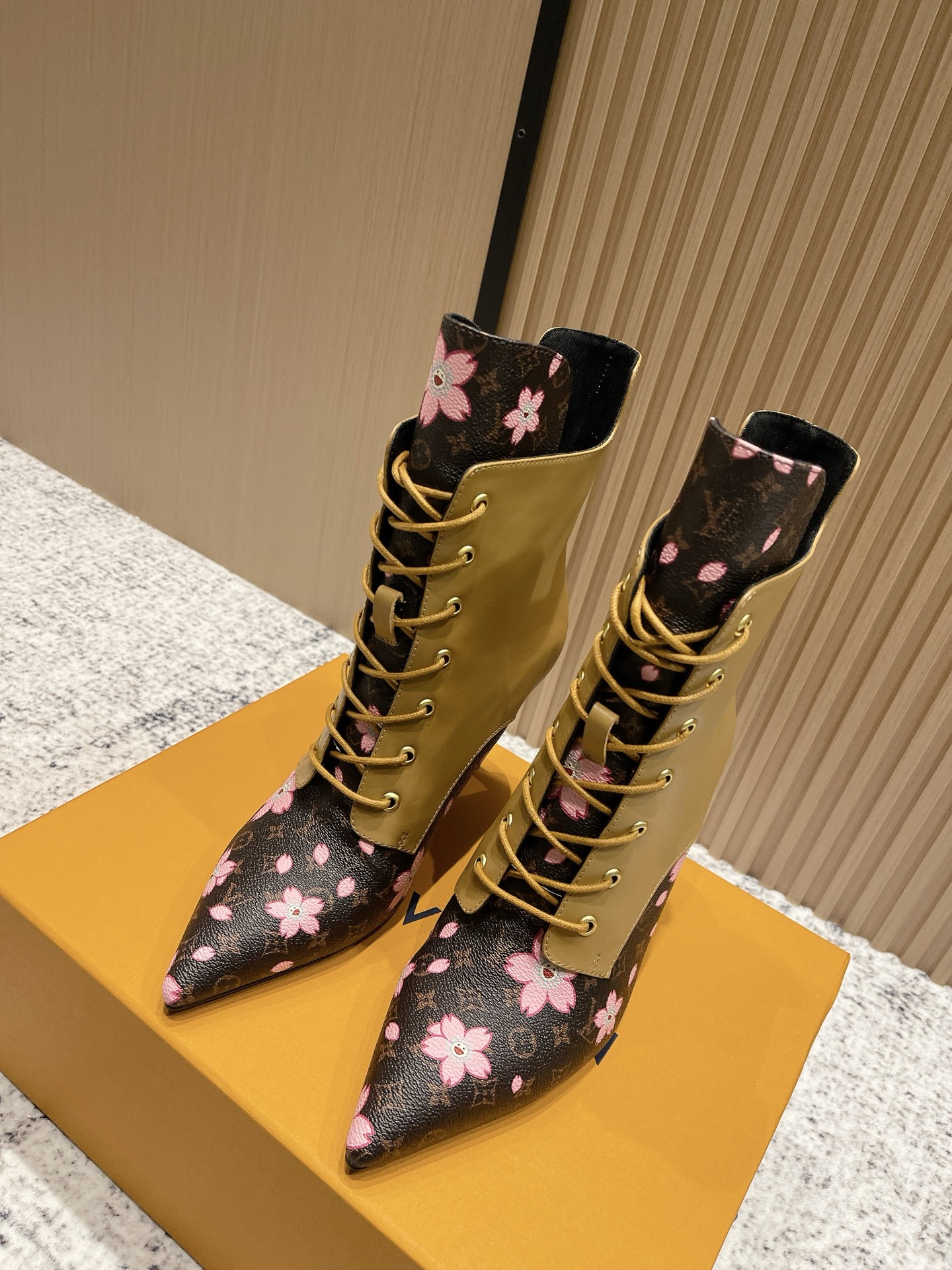 NO:559063,Purchasing agent level LV donkey brand 25ss new autumn and winter high-heeled Martin boots short boots, versatile last shape and slim feet yyds. Three-dimensional and full shape, full of temperament, comfortable on the feet, very retro style, full of aura, plus the original presbyopic design style is very classic, the details are perfect, cool and trendy... Upper cowhide, cowhide lining, foot pads!  Genuine leather outsole Size: 35-39 (40 orders are not returnable), boots, louis vuitton, louis vuitton, boots, cowhide, Leather soles19860909代购级 LV驴牌 25ss 新款秋冬高跟马丁靴短靴 楦型百搭瘦脚yyds.造型立体饱满,气质满满 上脚舒适 非常复古风、气场十足,加原版老花设计风格非常经典 细节完美 酷炫 潮派... 鞋面牛皮 牛里、垫脚！真皮大底 Size: 35-39（40订做不退换）,靴子,louis vuitton,louis vuitton,boots,cowhide,Leather soles,Women's Shoes