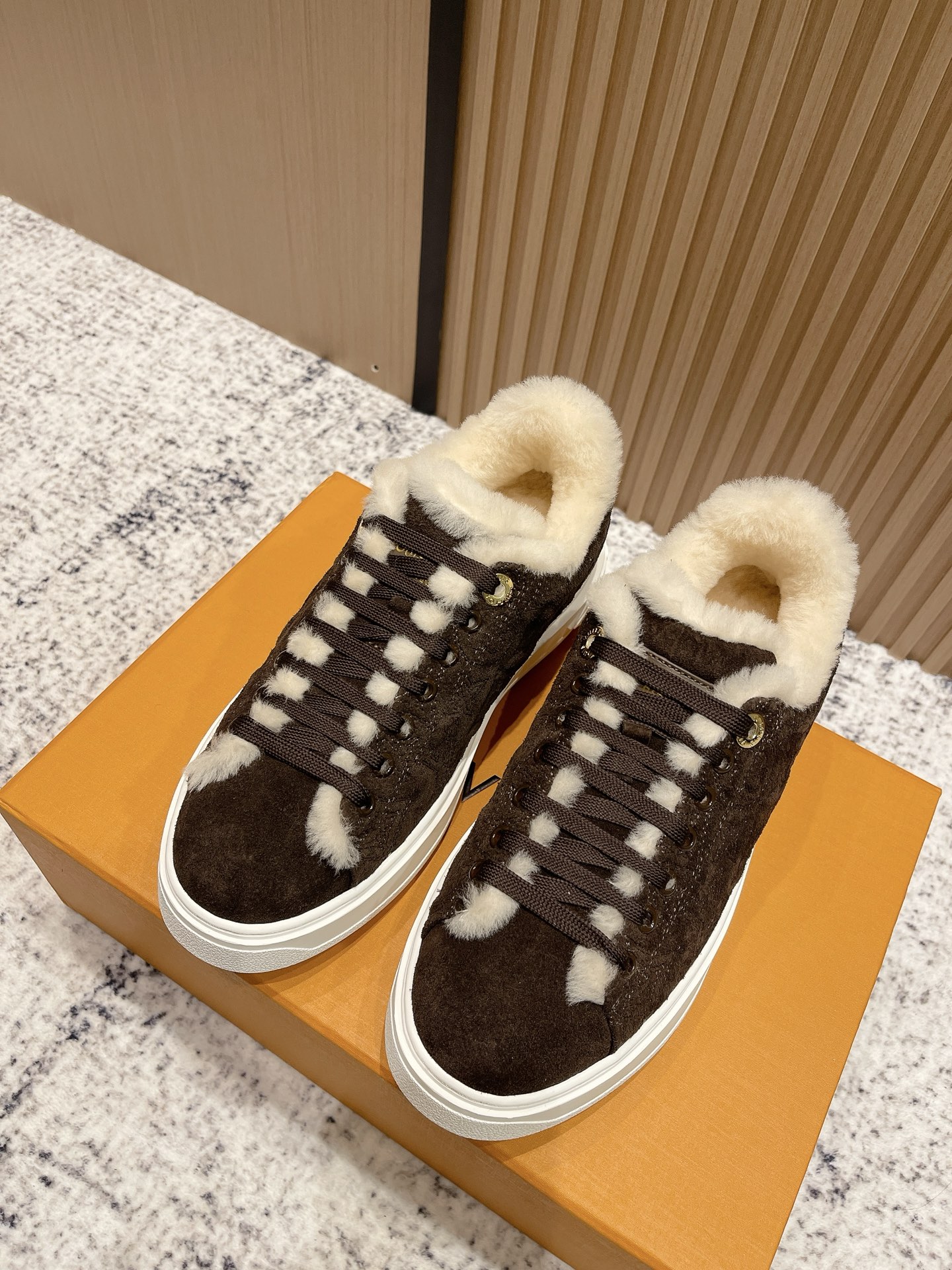 NO:559571,Top quality LV fw 25 new arrival～ lv 25 autumn and winter time out new sports shoes. The upper is integrated with embroidery technology, and the inner fur is made of one piece. It is exquisite and beautiful, ** warm; so nice. size35-41 (40.41 custom-made), casual shoes/sports shoes, louis vuitton, sneakers19860909顶级品质 LV fw 25 new arrival～ lv 25秋冬time out运动鞋新品 鞋面融入刺绣工艺,内里皮毛一体材质 精致好看,** 保暖；太nice了吧 size35-41（40.41定做）,休闲鞋/运动鞋,louis vuitton,sneakers,Women's Shoes