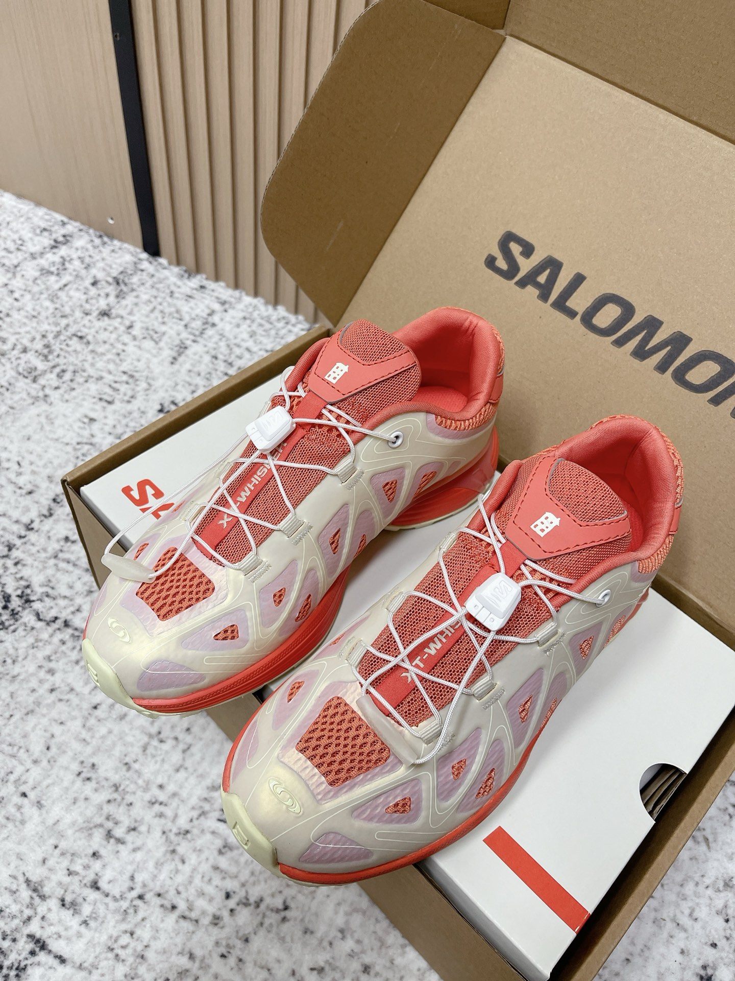 NO:560499,The top version of SALOMON's 25 spring and summer new series XT-whisper is very lightweight!  It is loose, breathable and does not press on the feet, and it is also the same model recommended by celebrities ~ the upper toes are taller and the legs are slimmer!  The upper is covered with the classic wavy mesh leather upper, matched with kith's iconic brand logo, which is low-key and luxurious. Whether paired with overalls, this pair of shoes can be easily worn in sports style or simple street style!  The matcha brown and green colors are cool and stylish, while the creamy white and yellow colors are fresh and versatile. They are definitely an eye-catching item when going out in spring!  :35-40 (40 orders are non-refundable), casual shoes/sports shoes, sneakers19860909顶级版本 SALOMON萨洛蒙25春夏全新系列XT-whisper 非常轻便！宽松透气不压脚面,而且还是明星同款推荐～上脚增高显腿细！ 鞋面采用也是经典的鞋面波浪形网眼皮革覆盖,搭配kith标志性的品牌标识,低调又奢华. 这双鞋无论是搭配工装裤,运动风还是简约街头风都能轻松驾驭！抹茶棕绿配色酷炫有型,奶油白黄则清新百搭,绝对是春季出街的吸睛神器！ :35-40（40订制不退换）,休闲鞋/运动鞋,sneakers,Women's Shoes