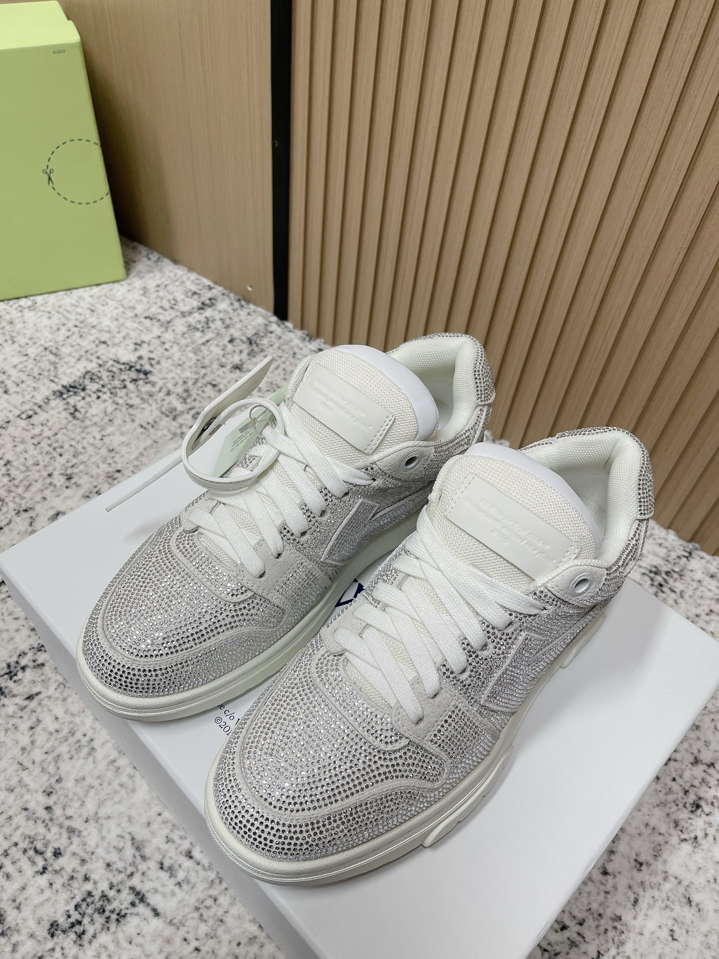 NO:560494,Top version, the official website updates the color simultaneously Off-White c/o Virgil Abloh Yang Mi's same model Out Of Office Low-top Leather OW co-branded Arrow OFF-White heavy co-branded Sneakers 'OOO' retro all-match casual sports sneakers original last type development paper version #using grained first layer calfskin trim #super soft PU insole + splicing deodorizing mesh material #newly developed rubber wear-resistant sole  Size 35-46 (female 40, male 45.46 customized), casual shoes/sports shoes, off white, sneakers, cowhide19860909顶级版本 官网同步更新配色 Off-White c/o Virgil Abloh 杨幂同款Out Of Office Low-top Leather OW联名 箭头OFF-White 重磅联名 Sneakers'OOO'复古百搭休闲运动板鞋 原楦型开发纸版#采用粒面头层小牛皮饰片#超软PU鞋垫+拼接去臭网布材质#全新开发橡胶耐磨鞋底 尺码35-46（女40.男45.46定做）,休闲鞋/运动鞋,off white,sneakers,cowhide,Women's Shoes