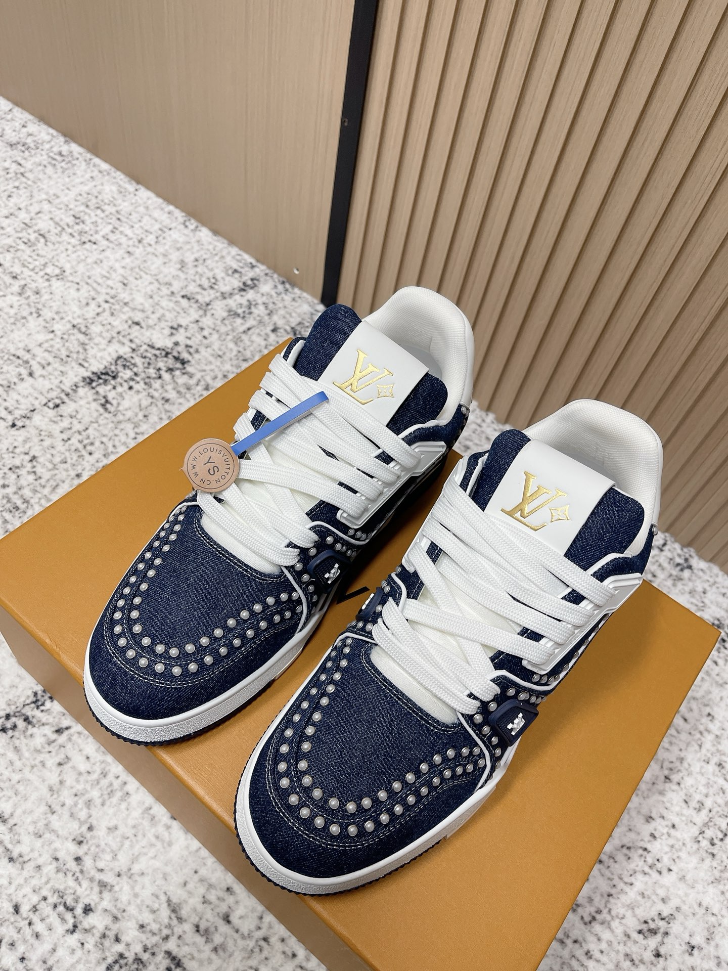 NO:560489,Top version LV trainer~~new upgraded version~~classic return, couple style, skateboard shoes, basketball shoes, sports shoes... LV new sports series; retro style sense; incorporating many classic elements of the family; super handsome~~ Full leather fabric, with LV badge cloth surface, breathable gauze lining, original outsole, original shoe last, more details compared to the real product, perfect and high-end~~  35-40 women's style/39-45 men's style, casual shoes/sports shoes, louis vuitton, sneakers19860909顶级版本 LV trainer~~全新升级版~~经典回归 情侣款,滑板鞋,篮球鞋,运动鞋…… LV全新运动系列；复古风视感；拥入家族多方面经典原素；超级帅气~~ 全皮革面料,搭配Lv徽章布面,透气纱网内里,原版大底,原版鞋楦,更多细节对比大货实物完美高端~~ 35—40女款/39—45男款,休闲鞋/运动鞋,louis vuitton,sneakers,Women's Shoes