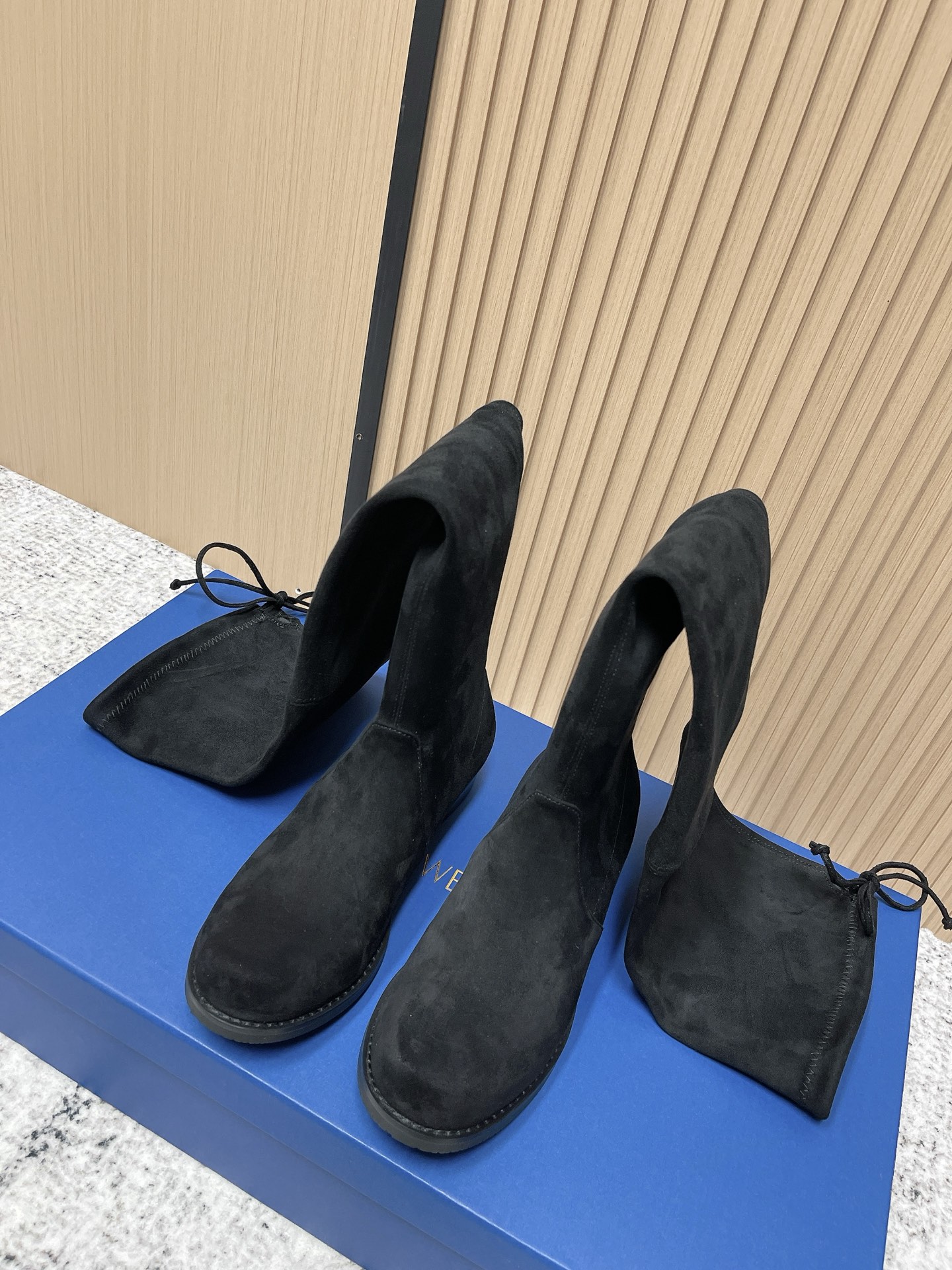 NO:562538,The top version of SW's latest 5050 knight boots, a must-have item for autumn and winter - a more elegant and simple last type, exclusive to SW#!  Super popular~~SW over-the-knee boots. I have watched SW become popular all the way. It has not declined at all for several years, because it is so easy to wear!  !  Major brands are also copying its styles in various ways, but they have never been able to follow suit. In the field of boots, sw definitely has its place!  The most common in European and American street photography, the first lady’s favorite, and a must-have item for Angelina Jolie, Miranda Kerr and other Hollywood stars!  !  I came across this. Everyone really needs a pair of leg slimming tools!  Size 34-40 (40 customized), boots, stuart weitzman, boots19860909顶级版本 SW最新款5050骑士靴 秋冬必备单品 ———更秀气简单的楦型SW#独家发售！ 超级火～～SW过膝长靴 一路看着sw火过来,好几年好几年了丝毫没有衰退趋势,因为真的太好穿了！！各大品牌也在各种抄袭它的造型,但始终跟随不上 在靴子的领域,sw绝对是有一席之地的一姐！欧美街拍最常见 第一夫人的挚爱 也是安吉丽娜朱莉,米兰达可儿等等好莱坞明星必备单品！！遇到了 大家真的要人手一双 瘦腿神器不是盖的！ 尺码 34-40（40定做）,靴子,stuart weitzman,boots,Women's Shoes