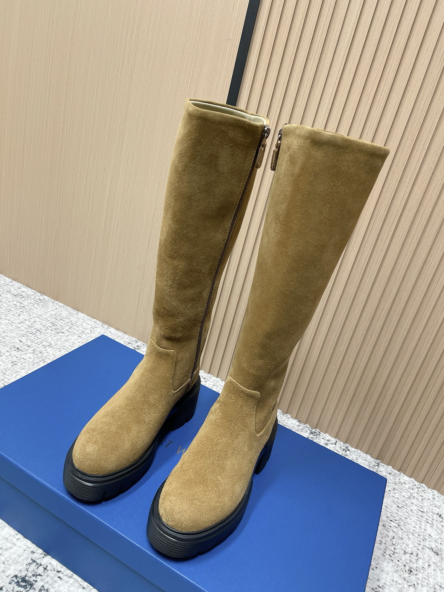 NO:562530,The top version of SW's latest 5050 knight boots, a must-have item for autumn and winter - a more elegant and simple last type, exclusive to SW#!  Super popular~~SW over-the-knee boots. I have watched SW become popular all the way. It has not declined at all for several years, because it is so easy to wear!  !  Major brands are also copying its styles in various ways, but they have never been able to follow suit. In the field of boots, sw definitely has its place!  The most common in European and American street photography, the first lady’s favorite, and a must-have item for Angelina Jolie, Miranda Kerr and other Hollywood stars!  !  I came across this. Everyone really needs a pair of leg slimming tools!  Size 34-40 (40 customized), boots, stuart weitzman, boots19860909顶级版本 SW最新款5050骑士靴 秋冬必备单品 ———更秀气简单的楦型SW#独家发售！ 超级火～～SW过膝长靴 一路看着sw火过来,好几年好几年了丝毫没有衰退趋势,因为真的太好穿了！！各大品牌也在各种抄袭它的造型,但始终跟随不上 在靴子的领域,sw绝对是有一席之地的一姐！欧美街拍最常见 第一夫人的挚爱 也是安吉丽娜朱莉,米兰达可儿等等好莱坞明星必备单品！！遇到了 大家真的要人手一双 瘦腿神器不是盖的！ 尺码 34-40（40定做）,靴子,stuart weitzman,boots,Women's Shoes