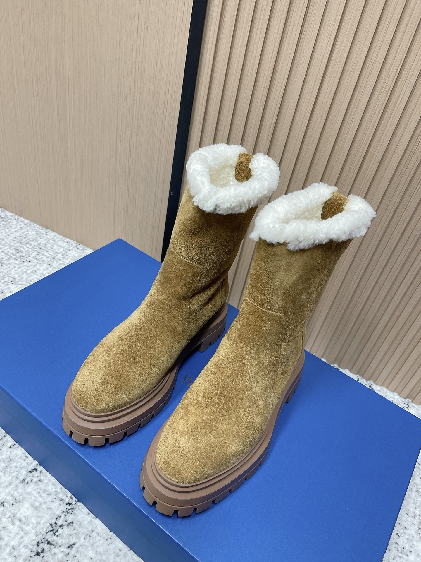 NO:562534,The top version of SW's latest 5050 short boots, a must-have item for autumn and winter - a more elegant and simple last type, exclusive to SW#!  Super popular~~SW short boots. I have watched SW become popular all the way. It has not declined at all for several years, because it is so easy to wear!  !  Major brands are also copying its styles in various ways, but they have never been able to follow suit. In the field of boots, sw definitely has its place!  The most common in European and American street photography, the first lady’s favorite, and a must-have item for Angelina Jolie, Miranda Kerr and other Hollywood stars!  !  I came across this. Everyone really needs a pair of leg slimming tools!  Size 34-40 (40 customized), boots, stuart weitzman, boots19860909顶级版本 SW最新款5050短靴 秋冬必备单品 ———更秀气简单的楦型SW#独家发售！ 超级火～～SW短靴 一路看着sw火过来,好几年好几年了丝毫没有衰退趋势,因为真的太好穿了！！各大品牌也在各种抄袭它的造型,但始终跟随不上 在靴子的领域,sw绝对是有一席之地的一姐！欧美街拍最常见 第一夫人的挚爱 也是安吉丽娜朱莉,米兰达可儿等等好莱坞明星必备单品！！遇到了 大家真的要人手一双 瘦腿神器不是盖的！ 尺码 34-40（40定做）,靴子,stuart weitzman,boots,Women's Shoes