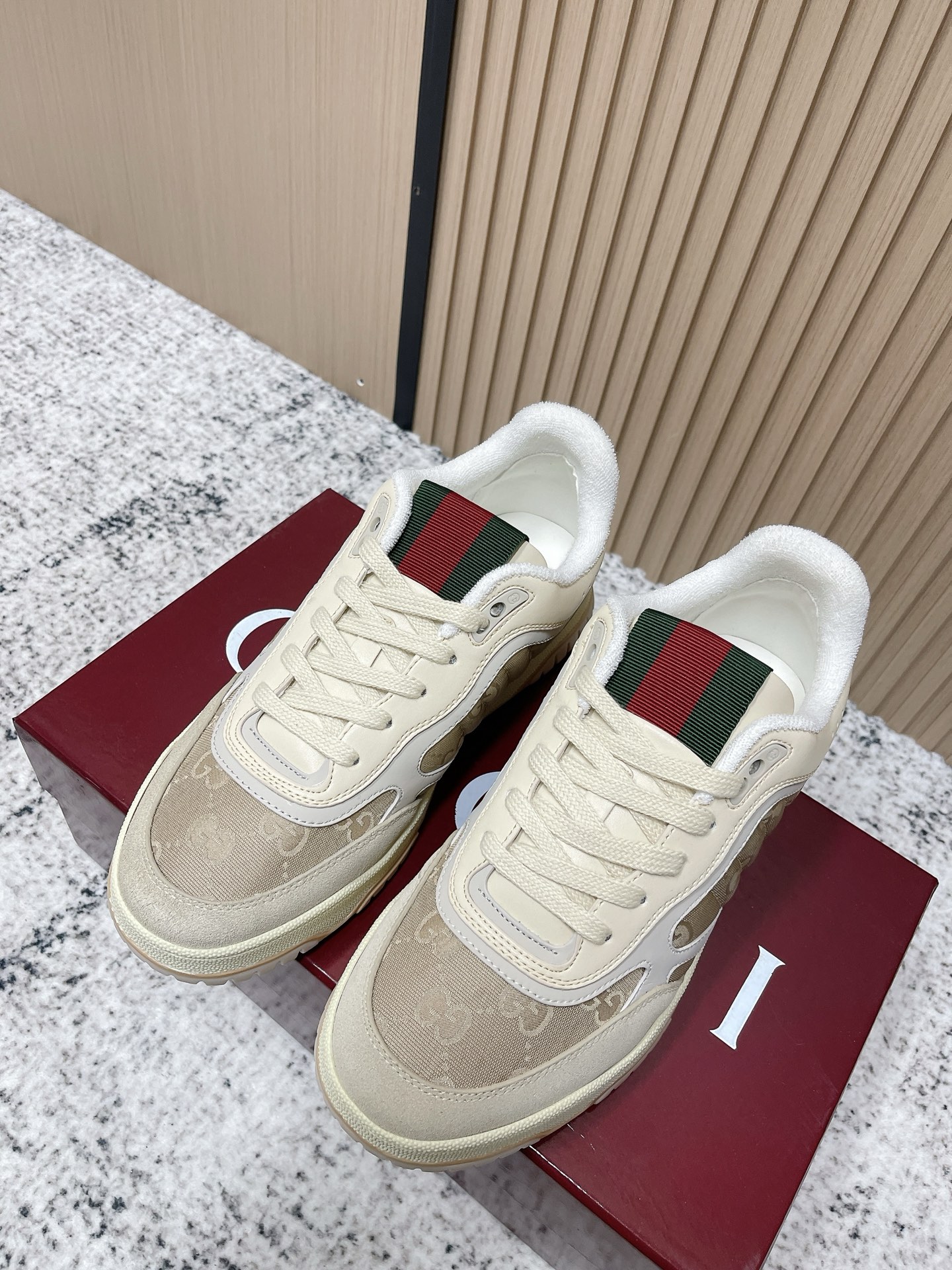 NO:562526,The top version of Gucci, the latest model, Double G, couple model, thick sole, casual sneakers, sneakers, classic GG print, iconic red and green webbing, full of retro and distressed texture, and comes with a 'cheater' buff on the upper foot, whether it is paired with shorts, jeans or sports pants, it can instantly become the focus of the street. Let's just say, no one can be confused by this appearance~ The fabric is original custom cowhide/fabric, the lining is original imported sheepskin/velvet lining, the sole is original molded TPU material  Bottom thickness 2.5CM, size 35-45 (female 40.41, male 38.45 customized), casual shoes/sports shoes, gucci, gucci, sneakers, shorts, jeans, cowhide, sheepskin19860909顶级版本 gucci古驰 最新款 双G 情侣款 厚底 休闲 运动鞋 板鞋 经典GG印花、标志性红绿织带,复古做旧质感拉满,上脚自带“穿搭作弊器”buff,不管是配短裤、牛仔裤还是运动裤,都能秒变街头焦点 咱就是说,这颜值谁看了不迷糊～ 面料原版定制牛皮/布料 内里原版进口羊皮/绒里 鞋底原版开模TPU材质 底厚2.5CM 码数35-45（女40.41.男38.45定做）,休闲鞋/运动鞋,gucci,gucci,sneakers,shorts,jeans,cowhide,sheepskin,Women's Shoes