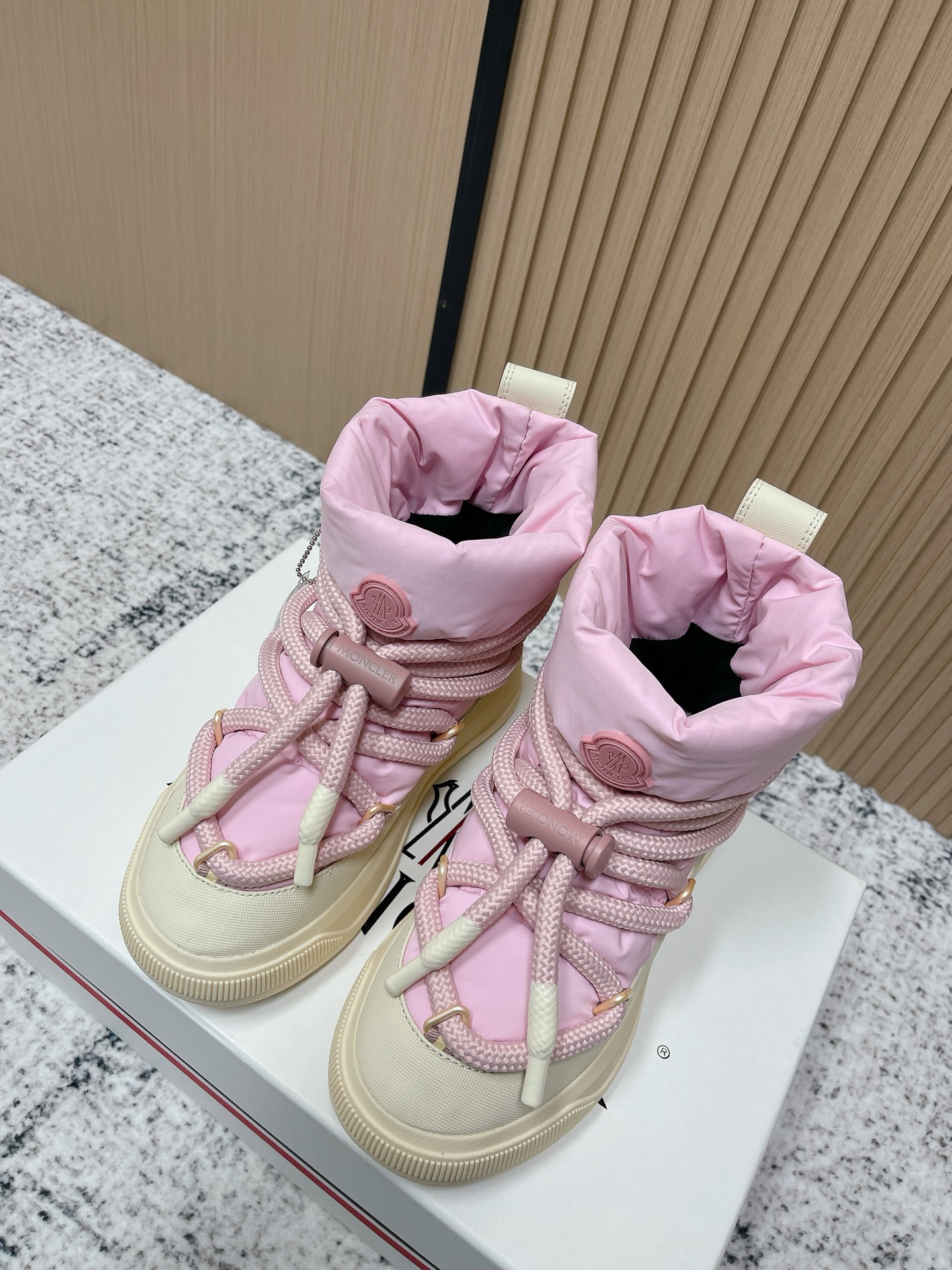 NO:562563,High-quality MONCLER｜Moncler 25 2025 autumn and winter new products, top version, the counter features the latest Moncler Altive Mid drawstring down snow boots, new hard goods, BS purchasing level!  Full of high-end feel!  A popular model among bloggers at home and abroad, it is retro, fashionable and looks great on your feet!  The official website's main recommendation★ ━━━━━ t ━━━━━ Original waterproof fabric for the upper, national standard 90 white duck down, original specific cloth for the lining, original open-molded TPU non-slip outsole, sole height 4cm, shoe size: 35-39 (40. Customized, non-refundable), snow boots, Moncler, boots, down jacket19860909高品质 MONCLER｜蒙口 25 2025 秋冬新品顶级版本 专柜主打最新款Moncler Altive Mid抽绳羽绒雪地靴 硬货上新 BS代购级别！高级感十足！国内外博主刷爆的一款,复古又时髦上脚美炸了！官网主推款★ ━━━━━ t ━━━━━ 鞋面原版防水面料国标90白鸭绒  内里原版特定布里 大底原版开模TPU防滑大底 底高4cm 鞋码: 35-39（40.定制不退换）,雪地靴,Moncler,boots,down jacket,Women's Shoes
