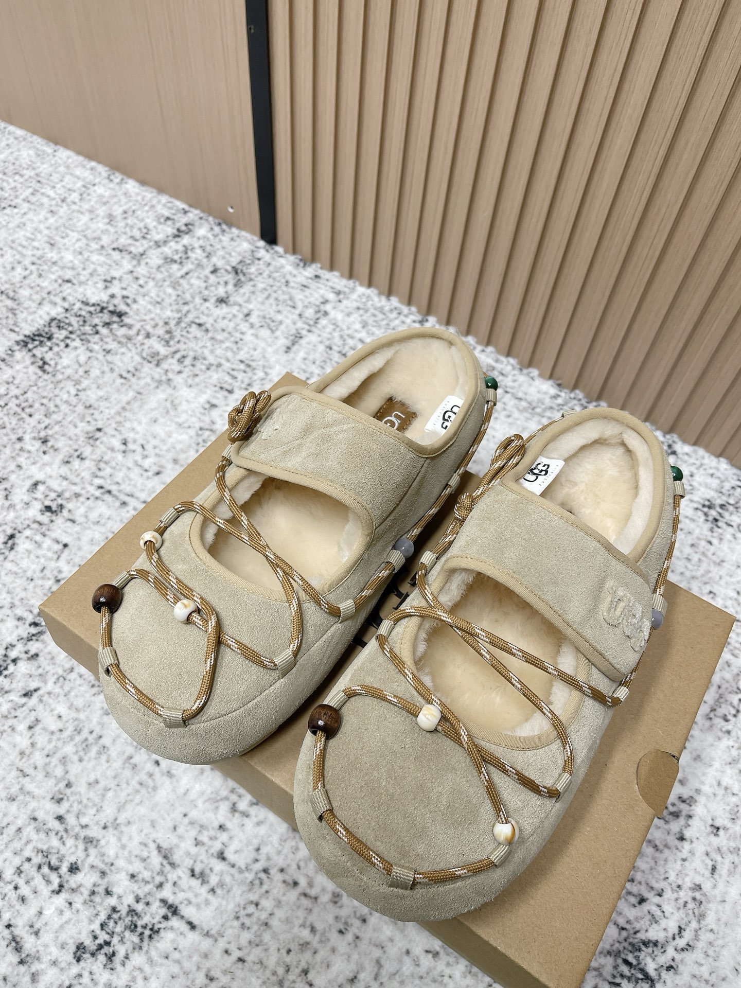 NO:562558,Top version UGG 2025 Autumn and Winter Furry Ballet and Mary Jane’s cute and sexy temperament, Mary Jane must be on the list. Can you think that UGG can have such a fashionable old cotton shoes?  The product selection department is really attentive. I will hide the light-colored one and buy it home after get off work. Mom is no longer afraid of our cold hands and feet in the winter. It is also taller, cute, soft, waxy, and cheap. The upper is high-mercerized cow velvet, the inner fur is integrated, and the outsole is EVA combination outsole. SIZE35-40 (customized for 40 yuan, non-returnable), half-slip fur shoes, mary jane19860909顶级版本 UGG 2025 秋冬季毛茸茸的芭蕾和玛丽珍 可爱与性感并存的气质,玛丽珍必须榜上有名,你能想到UGG能有那么洋气的老棉鞋？选品部门真的是用心了,我要把浅色那款藏起来下班买回家,妈妈再也不怕我们冬天冻手冻脚了,它还增高还可可爱爱软软糯糯还便宜 鞋面高丝光牛绒 内里皮毛一体 大底EVA组合大底 SIZE35-40（40定制不退换）,半拖毛毛鞋,mary jane,Women's Shoes