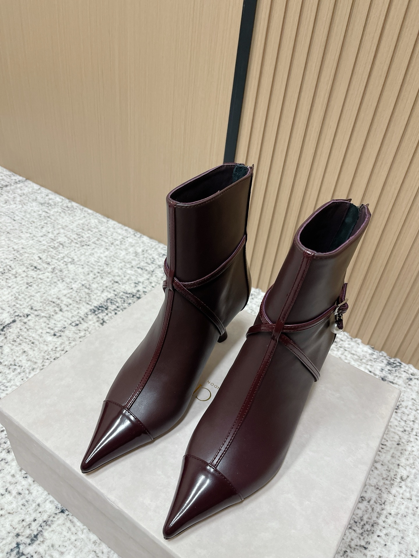NO:562533,Top quality Jimmy Choo fw25 new arrival~ JC Jimmy Choo 2025 autumn and winter new pointed toe pull-back short boots —————————————— Upper grade A cowhide, lining sheepskin, sole Italian genuine leather outsole, heel height 6.5cm Size: 35-39 (40 41 42 custom-made, non-returnable), boots, jimmy choo,jimmy  choo,boots,cowhide,sheepskin,leather soles19860909顶级品质 Jimmy Choo fw25 new arrival～ JC吉米周2025秋冬新款尖头后拉短靴 —————————————————— 鞋面A级牛皮 内里垫脚羊皮 鞋底意大利真皮大底 跟高6.5cm Size: 35-39（40 41 42订做不退换）,靴子,jimmy choo,jimmy choo,boots,cowhide,sheepskin,Leather soles,Women's Shoes