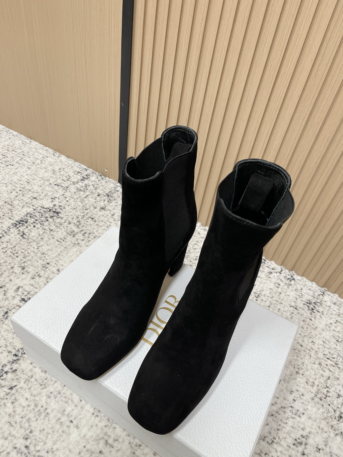 NO:562537,Top version Dior Dior D-Art 25ss autumn and winter new heel boots series metal letter heel ankle boots elastic thick heel short boots CD elastic high boots knight straight boots this D-Art  The heeled ankle boots are a new product in the 2025 Autumn and Winter ready-to-wear series. The unique silhouette highlights the haute couture style. Black suede sheepskin upper, with elastic stitching on the side, 8cm thick leather heel and a vintage gold-finish metal plaque embellished with Dior embossed logo. Fashionable square toe, elegant and comfortable style, can add the finishing touch to various looks this season. Upper calfskin/sheep leather, lining sheepskin, heel height 8cm  Sole Italian leather outsole   Size 35-39 (40. Customized, non-refundable), boots, dior, dior, boots, cowhide, sheepskin, sheep, Leather soles19860909顶级版本 Dior 迪奥D-Art 25ss秋冬新款带跟靴子系列金属字母跟及踝靴松紧粗跟短靴CD弹力高靴骑士直筒靴 这款 D-Art 带跟及踝靴是二零二五秋冬成衣系列新品,富有个性的廓形彰显高订风范.黑色绒面羊皮革鞋面,搭配侧面弹力拼接,8厘米皮革粗跟搭配点缀以Dior压花标志的复古金色饰面金属饰牌.时尚方形鞋头,款式优雅舒适,可为本季各式造型增添点睛之笔. 鞋面小牛皮/羊猄皮 内里垫脚羊皮 跟高8cm 鞋底意大利真皮大底 码数35-39（40.定做不退换）,靴子,dior,dior,boots,cowhide,sheepskin,sheep,Leather soles,Women's Shoes