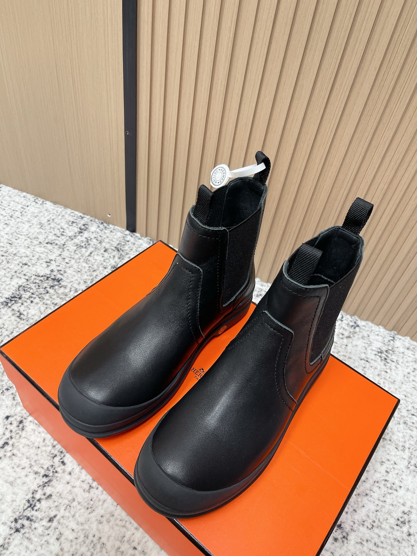 NO:562522,High version Hermes F058 25ss new H family 2025ss new autumn and winter Chelsea short boots. The shoe shape is very good-looking, with the ultimate shape, very comfortable on the feet, and full of high-end feeling!  Fabric imported high mercerized cow suede/imported calfskin lining sheepskin lining outsole original molded rubber outsole top quality 35-40 (40 custom made, non-returnable), boots, hermes, hermes, boots, cowhide, sheepskin19860909高版本 Hermes 爱马仕F058 25ss new H家2025ss新款秋冬切尔西短靴 鞋型很好看,见到到极致的造型,上脚非常舒适,高级感十足！ 面料进口高丝光牛反绒/进口小牛皮 内里羊皮内里 大底原版开模橡胶大底 顶级品质35-40（40订做不退换）,靴子,hermes,hermes,boots,cowhide,sheepskin,Women's Shoes