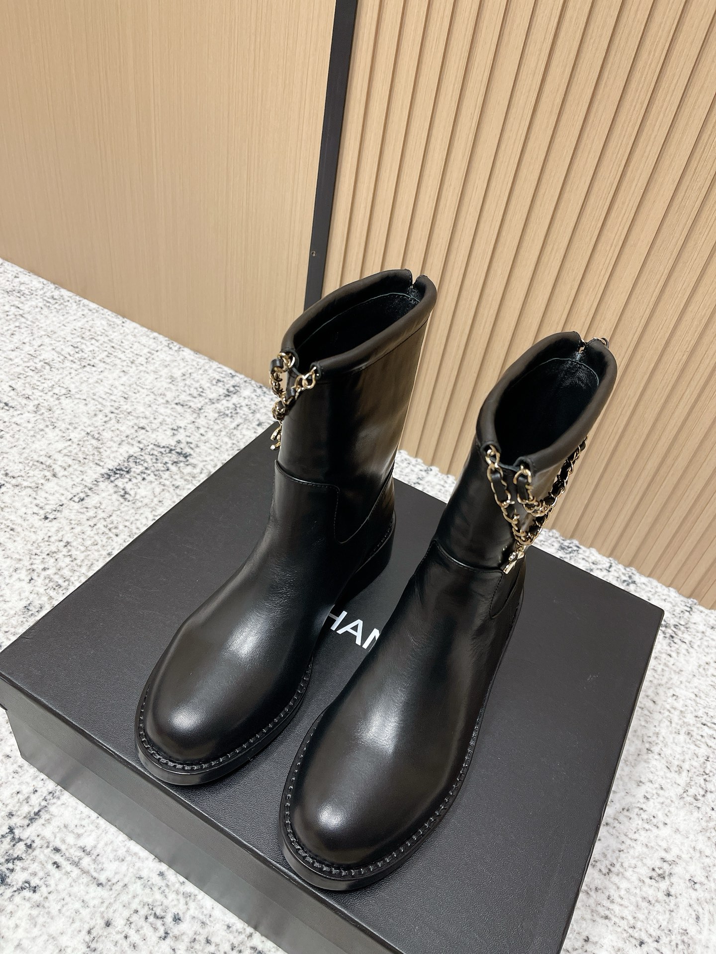 NO:562561,Top version Chanel Chanel 2025 autumn and winter new punk style chain women's short boots, small fragrant letter logo hardware buckle round toe low heel motorcycle rider boots Material: upper imported calfskin/imported sheepskin + water-dyed cowhide lining + Italian genuine leather outsole Heel height: 3CM Size35-41 (40.41 customized non-refundable), boots, chanel, chanel, boots, cowhide, sheep, Leather soles19860909顶级版本 Chanel 香奈儿 2025秋冬新款朋克风格链条女短靴 小香字母logo五金扣圆头低跟机车骑士靴 材质:鞋面进口小牛皮/进口羊猄皮+水染牛皮内里+意大利真皮大底 跟高:3CM Size35-41(40.41定做不退换）,靴子,chanel,chanel,boots,cowhide,sheep,Leather soles,Women's Shoes