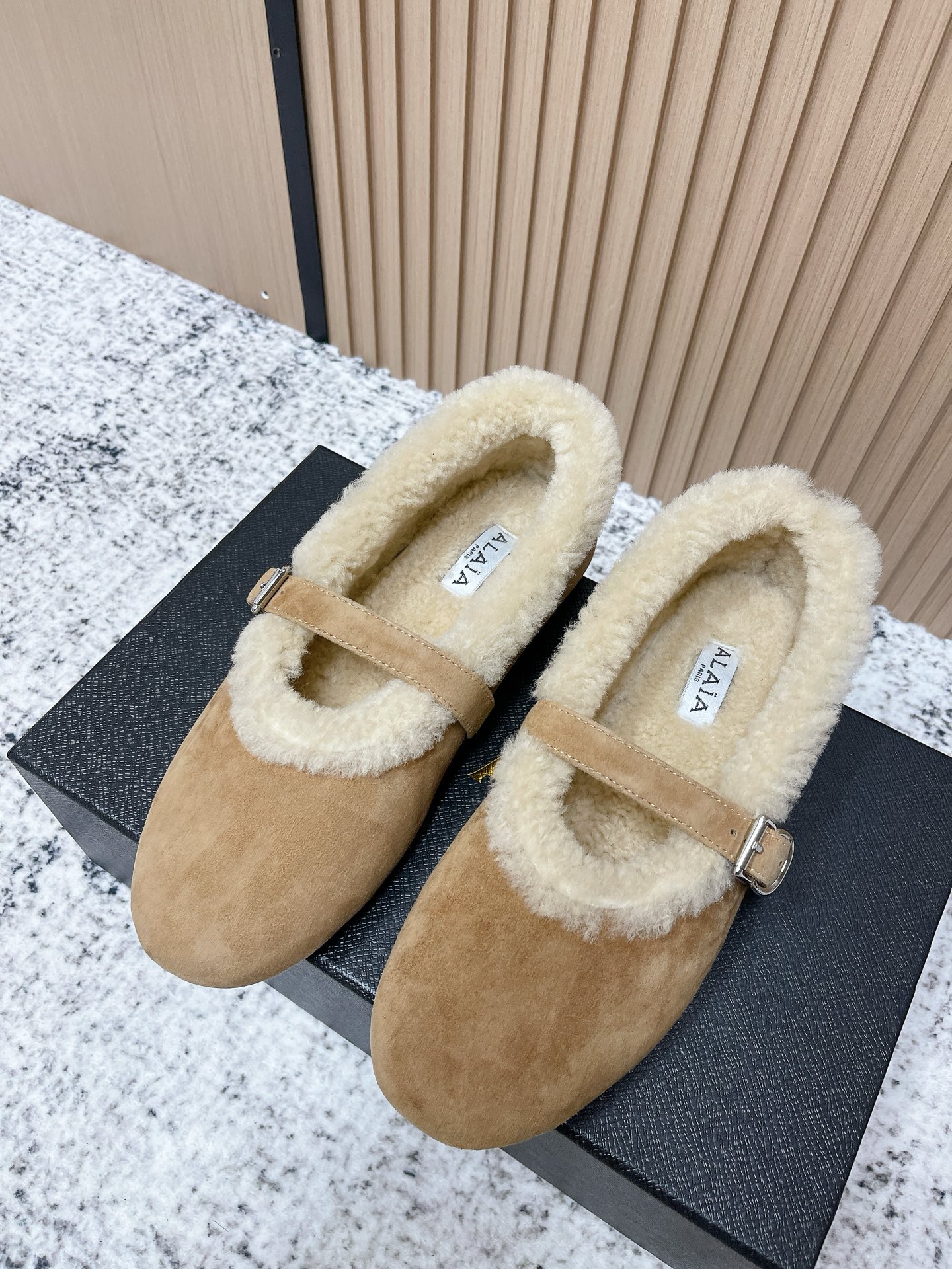 NO:562556,Top quality ALAiA｜The first pair of beautiful shoes to ring in autumn and winter. They are so warm and not too cute. The suede sheepskin upper and fur are integrated into the lining. They feel so comfortable. New equipment for the season, new ballet shoes. I can’t wait to take them home. size 35-41 (40.41 custom-made), fur shoes, alaia, sheepskin19860909顶级品质 ALAiA｜敲响秋冬的第一双美鞋 暖呼呼的别太可爱了吧 反绒羊皮鞋面,皮毛一体内里,脚感太舒服啦 换季新装备,新款芭蕾舞鞋 啊迫不及待要把它接回家啦 size35-41（40.41定做）,毛毛鞋,alaia,sheepskin,Women's Shoes
