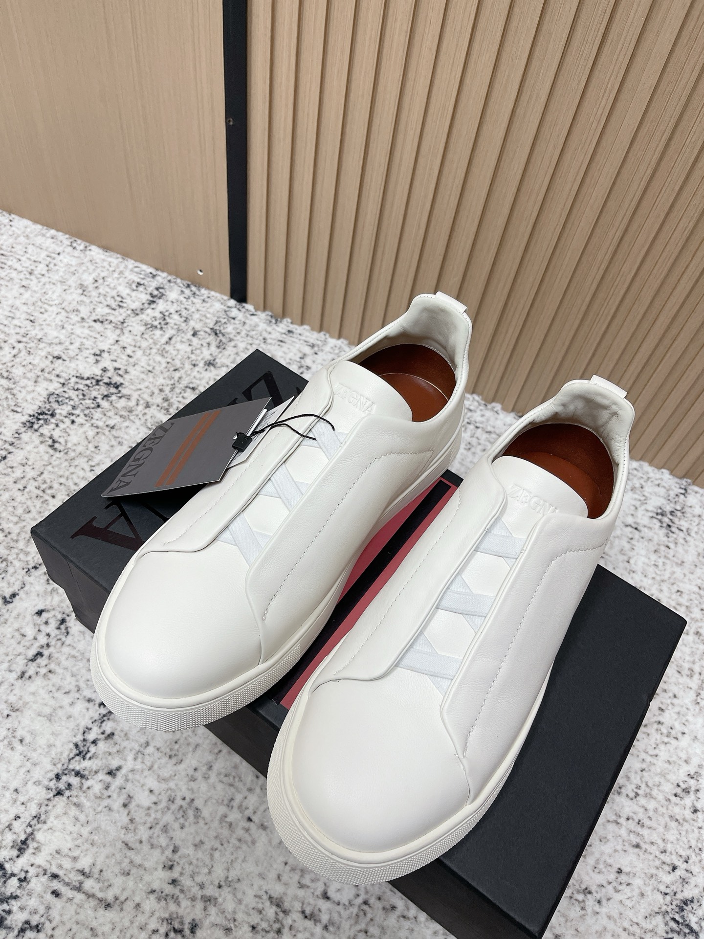 NO:647152,Top version: Men's Zegna Zegna 2025SS new summer new casual deerskin luxury hemp rope sole one-foot fisherman's shoes white shoes single shoes for men Triple Stitch  A sophisticated casual shoe with signature triple criss-cross elasticated details inspired by triple hand-stitched shapes, a nod to Zegna's heritage. Featuring vicuña detailing, these leather-lined moccasin sneakers feature a lightweight, slip-on silhouette with a flexible rubber outsole for easy slip-on and comfort. Oil-finished uppers and signature Zegna logo details on the tongue add to the brand's style. Fabric High-mercerized cowhide Leather lining  Size 39-46 (45.46 customized), casual shoes/sports shoes, zegna, sneakers, espadrilles, cowhide19860909顶级版本: 男款 Zegna杰尼亚 2025SS新款夏季新品休闲鹿皮奢华麻绳底一脚蹬渔夫鞋小白鞋单鞋男 Triple Stitch 是一款精致的休闲鞋履,饰有标志性三重交叉松紧细节,灵感源于三重手缝线迹造型,彰显了杰尼亚的悠久传承.这款皮革衬里鹿皮球鞋饰有骆马色装饰细节,采用便鞋鞋型且质感轻盈,配有灵活的橡胶外底,穿脱轻松,舒适不凡.鞋面油边工艺、鞋舌饰有标志性 Zegna 标识细节,彰显品牌风范. 面料高丝光牛皮 内里牛皮 码数39-46（45.46定做）,休闲鞋/运动鞋,zegna,sneakers,espadrilles,cowhide,Women's Shoes