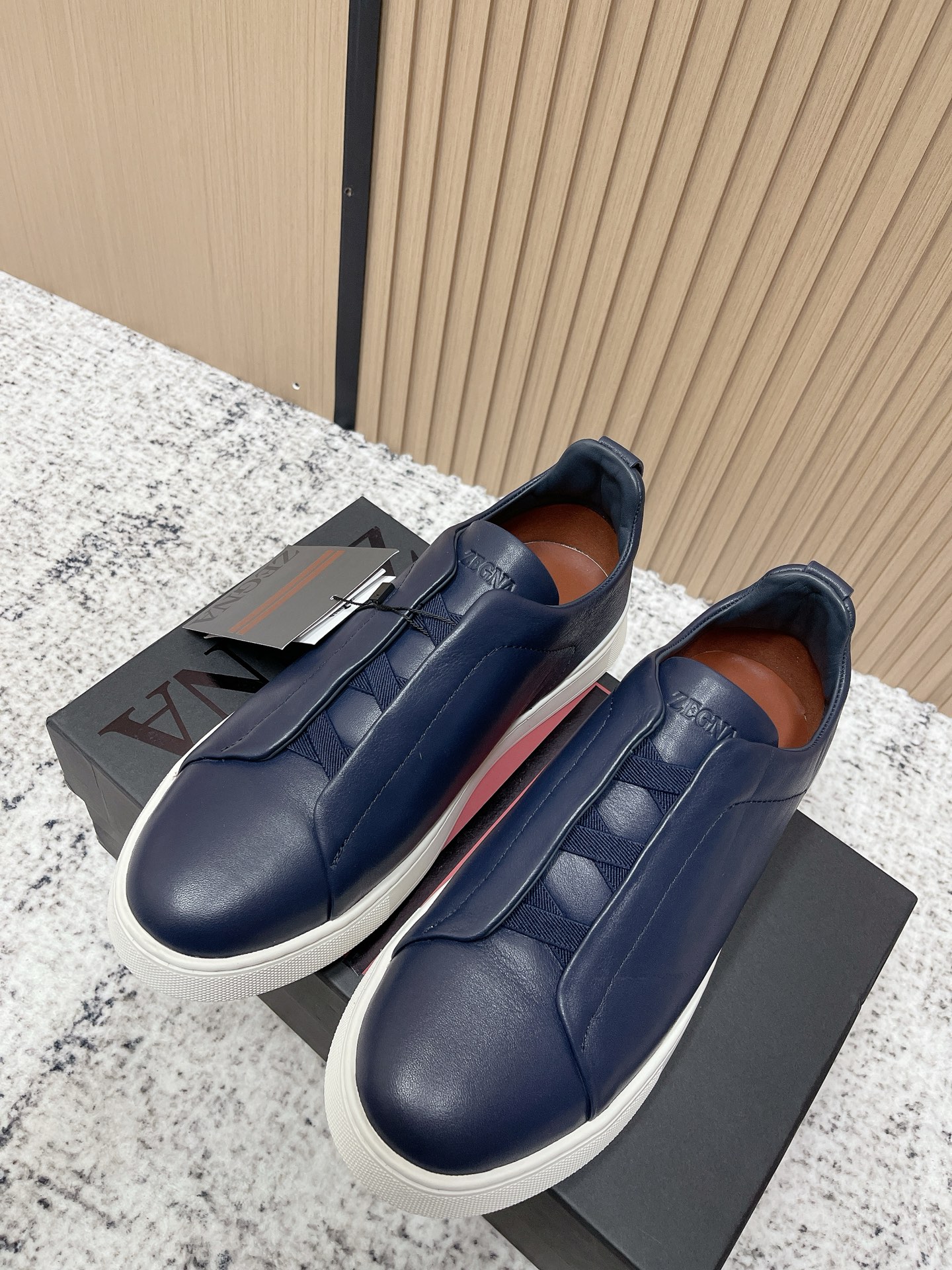 NO:647158,Top version: Men's Zegna Zegna 2025SS new summer new casual deerskin luxury hemp rope sole one-foot fisherman's shoes white shoes single shoes for men Triple Stitch  A sophisticated casual shoe with signature triple criss-cross elasticated details inspired by triple hand-stitched shapes, a nod to Zegna's heritage. Featuring vicuña detailing, these leather-lined moccasin sneakers feature a lightweight, slip-on silhouette with a flexible rubber outsole for easy slip-on and comfort. Oil-finished uppers and signature Zegna logo details on the tongue add to the brand's style. Fabric High-mercerized cowhide Leather lining  Size 39-46 (45.46 customized), casual shoes/sports shoes, zegna, sneakers, espadrilles, cowhide19860909顶级版本: 男款 Zegna杰尼亚 2025SS新款夏季新品休闲鹿皮奢华麻绳底一脚蹬渔夫鞋小白鞋单鞋男 Triple Stitch 是一款精致的休闲鞋履,饰有标志性三重交叉松紧细节,灵感源于三重手缝线迹造型,彰显了杰尼亚的悠久传承.这款皮革衬里鹿皮球鞋饰有骆马色装饰细节,采用便鞋鞋型且质感轻盈,配有灵活的橡胶外底,穿脱轻松,舒适不凡.鞋面油边工艺、鞋舌饰有标志性 Zegna 标识细节,彰显品牌风范. 面料高丝光牛皮 内里牛皮 码数39-46（45.46定做）,休闲鞋/运动鞋,zegna,sneakers,espadrilles,cowhide,Women's Shoes