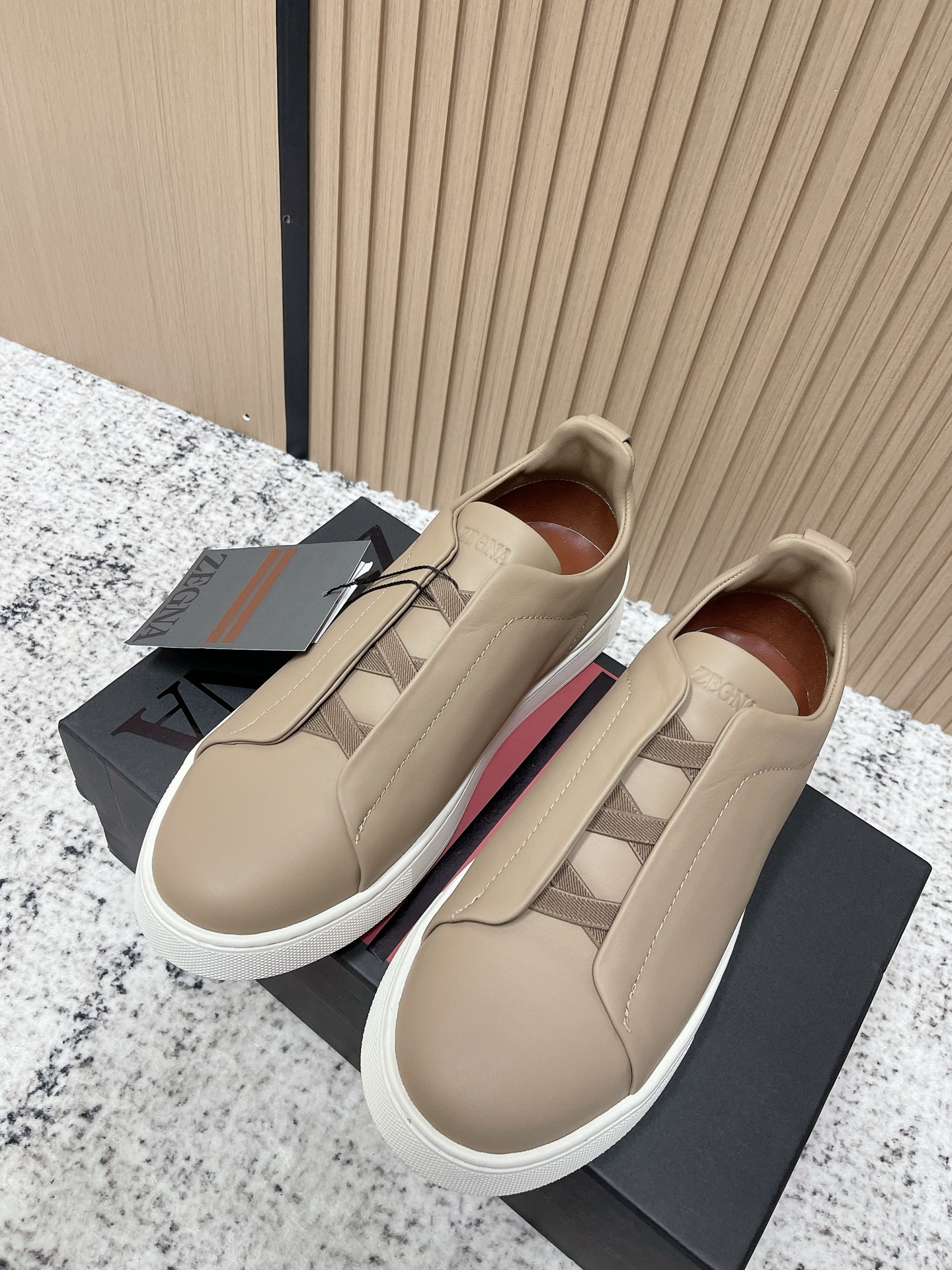 NO:647164,Top version: Men's Zegna Zegna 2025SS new summer new casual deerskin luxury hemp rope sole one-foot fisherman's shoes white shoes single shoes for men Triple Stitch  A sophisticated casual shoe with signature triple criss-cross elasticated details inspired by triple hand-stitched shapes, a nod to Zegna's heritage. Featuring vicuña detailing, these leather-lined moccasin sneakers feature a lightweight, slip-on silhouette with a flexible rubber outsole for easy slip-on and comfort. Oil-finished uppers and signature Zegna logo details on the tongue add to the brand's style. Fabric High-mercerized cowhide Leather lining  Size 39-46 (45.46 customized), casual shoes/sports shoes, zegna, sneakers, espadrilles, cowhide19860909顶级版本: 男款 Zegna杰尼亚 2025SS新款夏季新品休闲鹿皮奢华麻绳底一脚蹬渔夫鞋小白鞋单鞋男 Triple Stitch 是一款精致的休闲鞋履,饰有标志性三重交叉松紧细节,灵感源于三重手缝线迹造型,彰显了杰尼亚的悠久传承.这款皮革衬里鹿皮球鞋饰有骆马色装饰细节,采用便鞋鞋型且质感轻盈,配有灵活的橡胶外底,穿脱轻松,舒适不凡.鞋面油边工艺、鞋舌饰有标志性 Zegna 标识细节,彰显品牌风范. 面料高丝光牛皮 内里牛皮 码数39-46（45.46定做）,休闲鞋/运动鞋,zegna,sneakers,espadrilles,cowhide,Women's Shoes