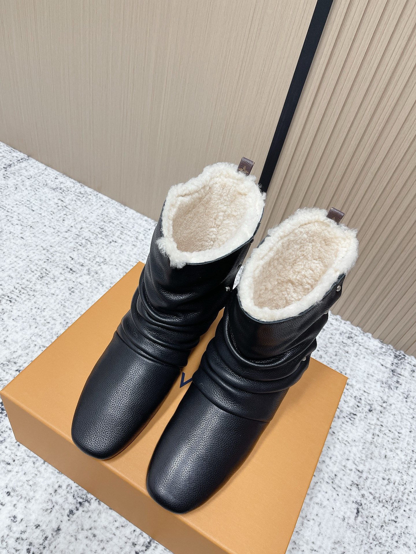 NO:627076,Top version!  Louis Vuitton 2025 autumn and winter pleated boots, simple and advanced!  The pleated design of the boots is super layered, and the lambswool lining is super warm, which is just right for autumn and winter. The flat design is very comfortable for daily commuting or leisure. It goes well with jeans, sweaters, and jackets, and it is easy to create an elegant and casual style ~ Continuing LV travel aesthetics, it is both fashionable and practical, a must-have for fashionistas!  Original cowhide upper, custom-made foot wool lining, original genuine leather outsole Size: 35-39 (40 customization is not returnable), boots, louis vuitton, louis vuitton, boots, jeans, jackets & coats, sweaters, cowhide, Leather soles19860909顶级版本！ Louis Vuitton 2025秋冬褶皱靴,简约又高级！靴筒褶皱设计超有层次感,内里羊羔绒超暖和,秋冬穿刚刚好.平底设计,日常通勤或休闲都很舒适,搭配牛仔裤、毛衣、外套都很出彩,轻松打造优雅随性风～延续LV旅行美学,时尚与实用兼具,时髦精必入！ 鞋面原版牛皮 内里定制垫脚羊毛 鞋底原版真皮大底 Size: 35-39（40定制不退换）,靴子,louis vuitton,louis vuitton,boots,jeans,jackets & coats,sweaters,cowhide,Leather soles,Women's Shoes
