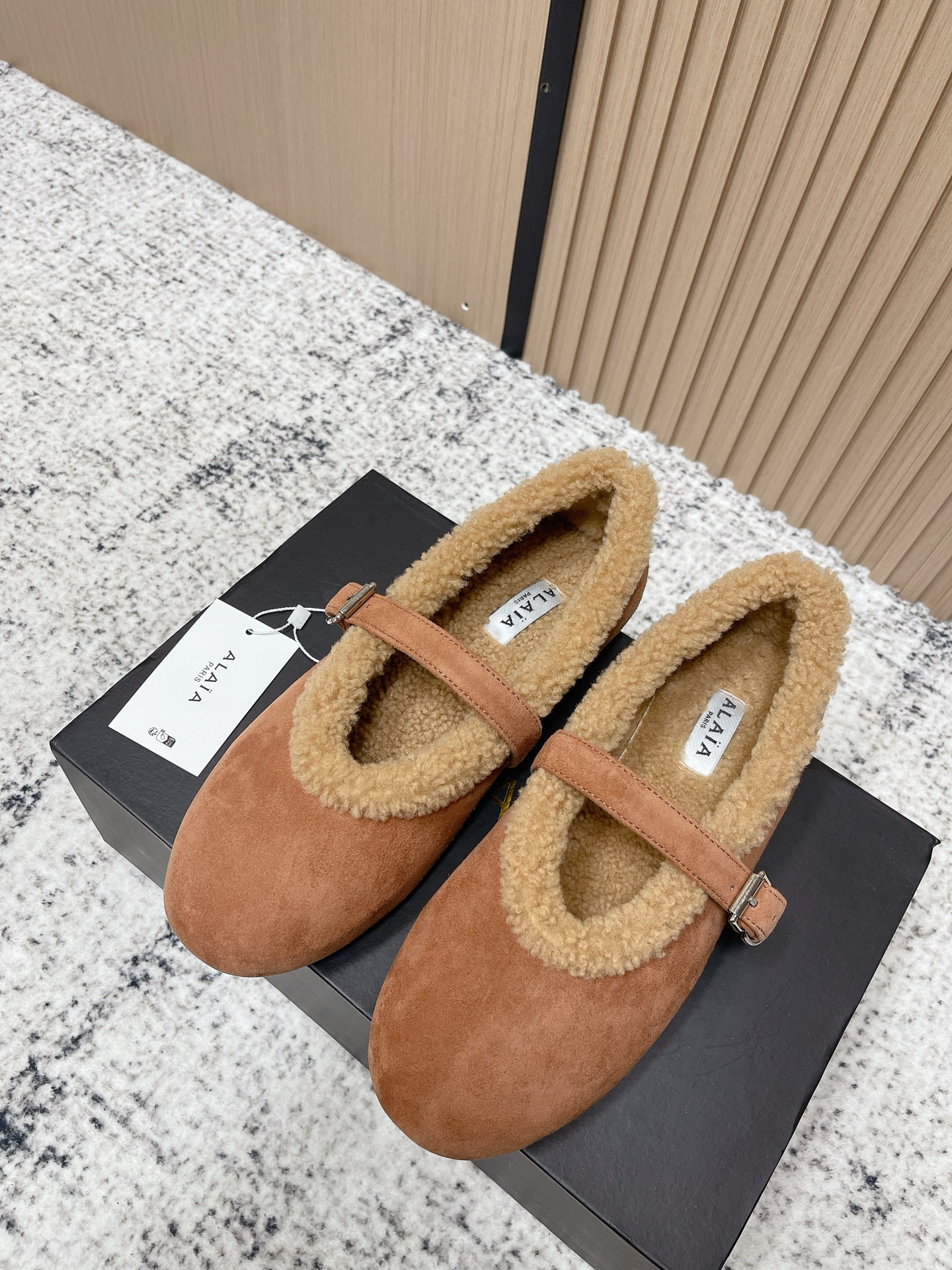 NO:627189,ALAiA｜The first pair of beautiful shoes to ring in autumn and winter. They are so warm and cute, right? The suede sheepskin upper and fur lining are so comfortable. New equipment for the season, new ballet shoes. I can’t wait to take them home. size 35-41 (40.41 custom-made, non-refundable), fur shoes, alaia, sheepskin19860909ALAiA｜敲响秋冬的第一双美鞋 暖呼呼的别太可爱了吧 反绒羊皮鞋面,皮毛一体内里,脚感太舒服啦 换季新装备,新款芭蕾舞鞋 啊迫不及待要把它接回家啦 size35-41（40.41定做不退换）,毛毛鞋,alaia,sheepskin,Women's Shoes