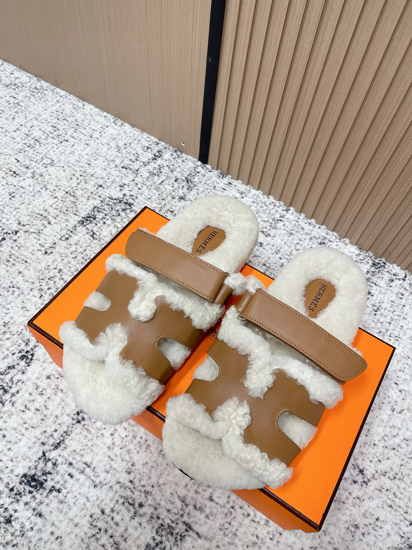 NO:627195,Women's and men's Hermes chypre series, old uncle's shoes, Teddy second uncle fur slippers, H fur slippers, Velcro fur slippers, original purchase and development, production, Hermès chypre series, furry, cute, walking on clouds, wearing barefoot or with socks, it is fashionable. The sole is the original molded TPU sole. The design is simple and smooth, creating a comfortable and casual look. The delivery counter is beautifully packaged. The fabric is original imported lamb wool.  The inner lining is made of original imported lamb wool. The sole is made of original molded non-slip TPU material. The sole thickness is 3CM. Size: women's 35-40 (can be customized to 41) Size: men's 39-44 (can be customized 45/46), fur shoes and slippers, hermes, hermes, slippers, socks19860909女款、男款 Hermes爱马仕chypre系列 老舅鞋 泰迪二舅毛拖鞋 H毛拖 魔术贴毛拖鞋 原版购入开发 做货 爱马仕chypre系列 毛茸茸的 敲可爱的,踩云脚感,光脚或者搭配个袜子穿,都时髦的不行哦 鞋底是原版开模tpu鞋底 设计简约流畅,打造舒适休闲造型. 配送专柜精美包装 面料原版进口羊羔毛 内里原版进口羊羔毛 鞋底原版开模防滑TPU材质 底厚3CM Size:女款35-40（可定制41） Size:男款39-44（可定制45/46）,毛毛鞋拖鞋,hermes,hermes,slippers,socks,Women's Shoes