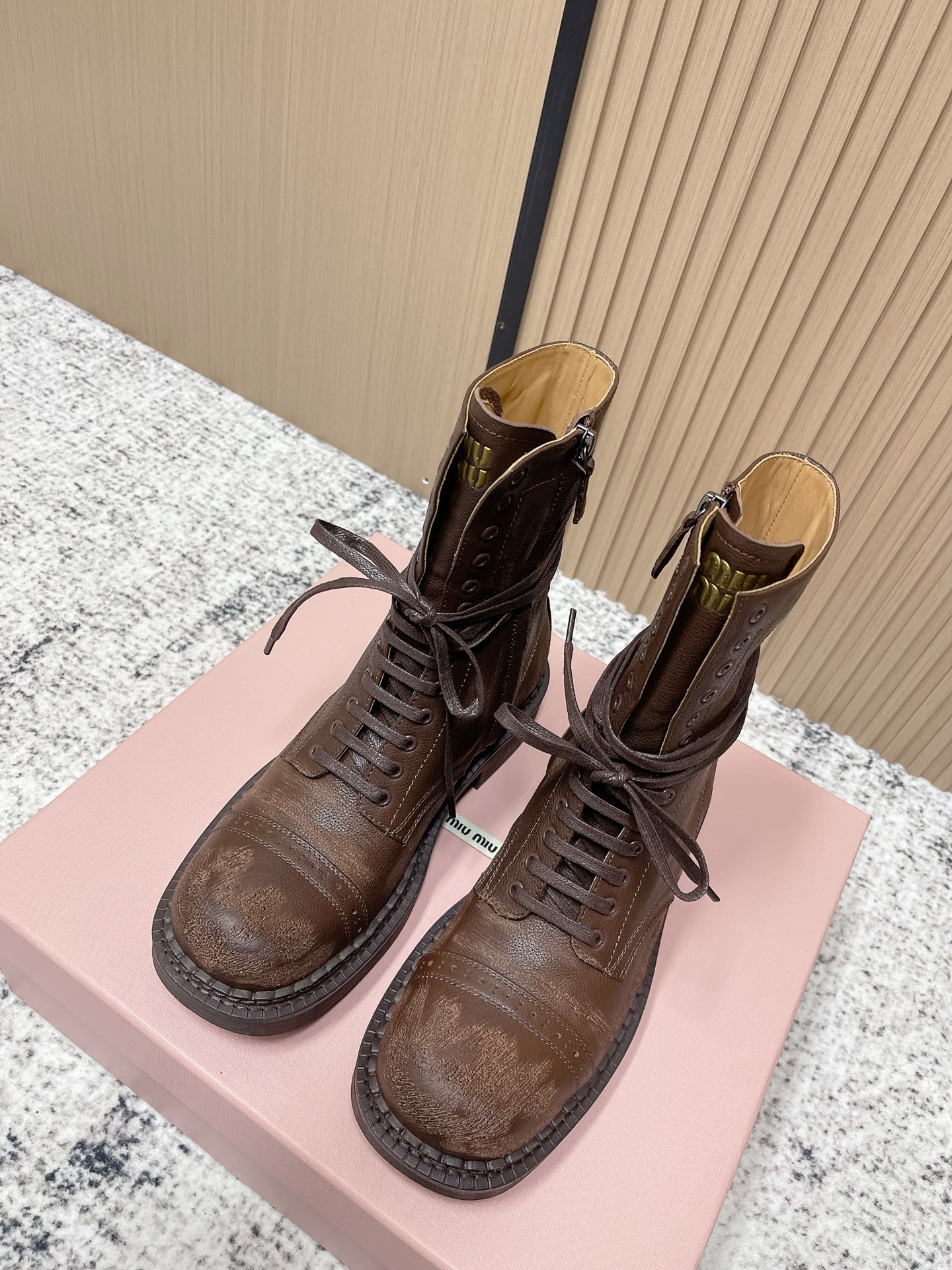 NO:627207,Top version MiuMiu丨Miu Miu 25FW distressed three-buckle autumn and winter retro knight boots. Continuing the popularity of last year’s knight boots, this year’s autumn and winter knight boots are back!  The devil is in the details. At first glance, the multi-buckle design is not as prominent as last year, but the distressed details are even better. There are different levels of distressing on the heels, toes, and bodies. Each toe is different. It is equivalent to each pair being 'distinctive.' The three buckles make the side look less bloated, and the six-hole design is easier to adjust the thickness and is suitable for various leg types. Currently, many counters are out of stock. I think it is not just Zhang Yuanying's upper body, but the quality of the details is the key to success.  ZP uniformly imported all-cowhide distressed and damaged uppers ZP customized overseas imported cowhide lining (all imported custom cowhide inside and out, one pair is the same material as two pairs of ordinary boots) ZP molded uniform copper buckles ~ non-market alloy fasteners ZP molded custom leather combination TPU outsole size 35-40 (40 customizations are not returnable), boots, miumiu, boots, cowhide19860909顶级版本 MiuMiu丨缪缪 25FW 做旧三搭扣秋冬复古骑士靴 延续去年骑士靴的热度,今年秋冬款骑士靴又来啦！魔鬼藏在细节里乍一看没有去年那么突出的多搭扣设计,但细节做旧更胜一筹.鞋跟鞋头鞋身都有层次不同的做旧 ZP每个鞋头破坏都是不一样的～相当于每双都是“与众不同. 三搭扣让侧面看起来没那么臃肿,六孔的设计更好调整粗细,适合各种腿型～ 目前很多专柜都断货了,我想不仅仅是张元英的上身,自身的细节品质过硬才是能心的关键 ZP一致进口全牛皮做旧破损鞋面 ZP定制海外进口牛皮里（里外全进口定制牛皮,一双顶普通靴子两双的用料） ZP开模一致铜扣～非市面合金扣件 ZP开模定制真皮组合TPU大底 size35-40（40定制不退换）,靴子,miumiu,boots,cowhide,Women's Shoes