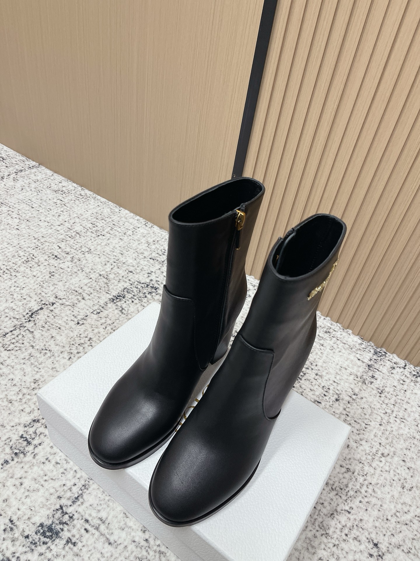 NO:594636,Top version Dior Dior D-Town 2025 new autumn and winter knight boots classic CD metal letter buckle slip-on straight boots. This D-Town boot highlights the classic shape with a modern style. Straight silhouette, carefully made of black soft cow leather, decorated with gold-finished metal Christian Dior Paris logo on the side to enhance the style. Exquisite style, can enhance the style of various looks this season. Upper cowhide/sheep leather lining padded sheepskin  Sole Italian genuine leather outsole, size 35-39 (40. Customized, non-refundable), boots, dior, dior, boots, cowhide, sheepskin, sheep, Leather soles19860909顶级版本 Dior迪奥D-Town 2025秋冬新款骑士靴经典CD金属字母扣一脚蹬直筒长靴 这款 D-Town 靴子以现代风格彰显经典造型.直筒廓形,采用黑色柔软牛皮革精心制作,侧面饰以金色饰面金属Christian Dior Paris 标志提升格调.精致款式,可为本季各式造型提升格调. 鞋面牛皮/羊猄皮 内里垫脚羊皮 鞋底意大利真皮大底 码数35-39（40.定做不退换）,靴子,dior,dior,boots,cowhide,sheepskin,sheep,Leather soles,Women's Shoes