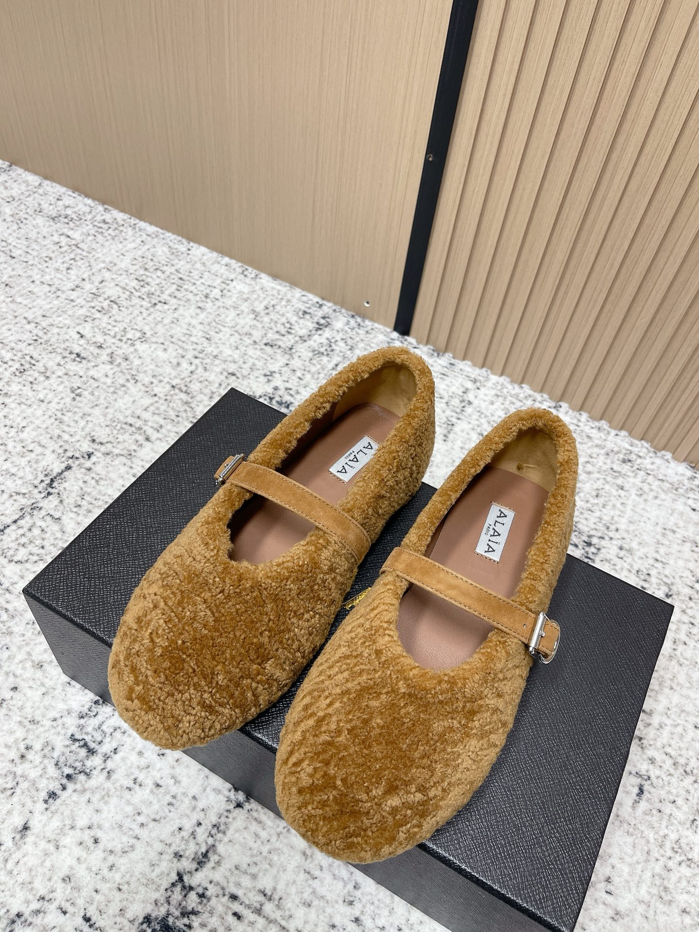 NO:627183,ALAIA Lamb Wool French Ballet Shoes Wool Mary Jane Flat Shoes Old Money Style Ballet flats, which originally had a more feminine and romantic feel, use suede uppers. The traditional ballet style has more possibilities and can be combined with contemporary fashion. The feminine ballet elements can be more than one style. A combination of strength and softness, elegance and power, is the best way to open ballet shoes. Every detail shows French sophistication.  The perfect blend of cuteness and slim legs allows you to enjoy warmth while exuding charming charm in the cold winter. The surface is made of soft and delicate suede, which feels as warm as the warm sun in winter. The lambswool lining is not only soft to the touch, but also fills the winter atmosphere. Every step feels like stepping on clouds. Wool upper, sheepskin lining, and original open-molded rubber outsole.  Size 35-39 (40.41.42 custom-made, non-refundable), fur shoes, alaia, mary jane, flats, sheepskin, chamois leather19860909ALAIA阿莱亚 羊羔毛法式芭蕾舞鞋羊毛面玛丽珍平底单鞋老钱风 原本更具有柔美浪漫气息的芭蕾平底鞋采用麂皮绒鞋面,传统的芭蕾风格具有了更多施展的可能性,也更能与当代时尚结合. 女性气质十足的芭蕾元素可不只一种风格,刚柔并济,既优雅又有力量,才是芭蕾舞鞋最好的打开方式.每一处细节都彰显着法式精致. 将可爱与显腿细完美融合 让你在寒冷的冬日 既能享受温暖 又能散发迷人魅力 面采用柔软细腻的麂皮绒 触感如同冬日里的暖阳般温暖 羊羔毛内里 不仅触感柔软 更将冬日氛围拉满 每一步都像是踩在云朵上 鞋面羊毛 内里垫脚羊皮 鞋底原版开模橡胶大底 码数35-39（40.41.42定做不退换）,毛毛鞋,alaia,mary jane,flats,sheepskin,chamois leather,Women's Shoes