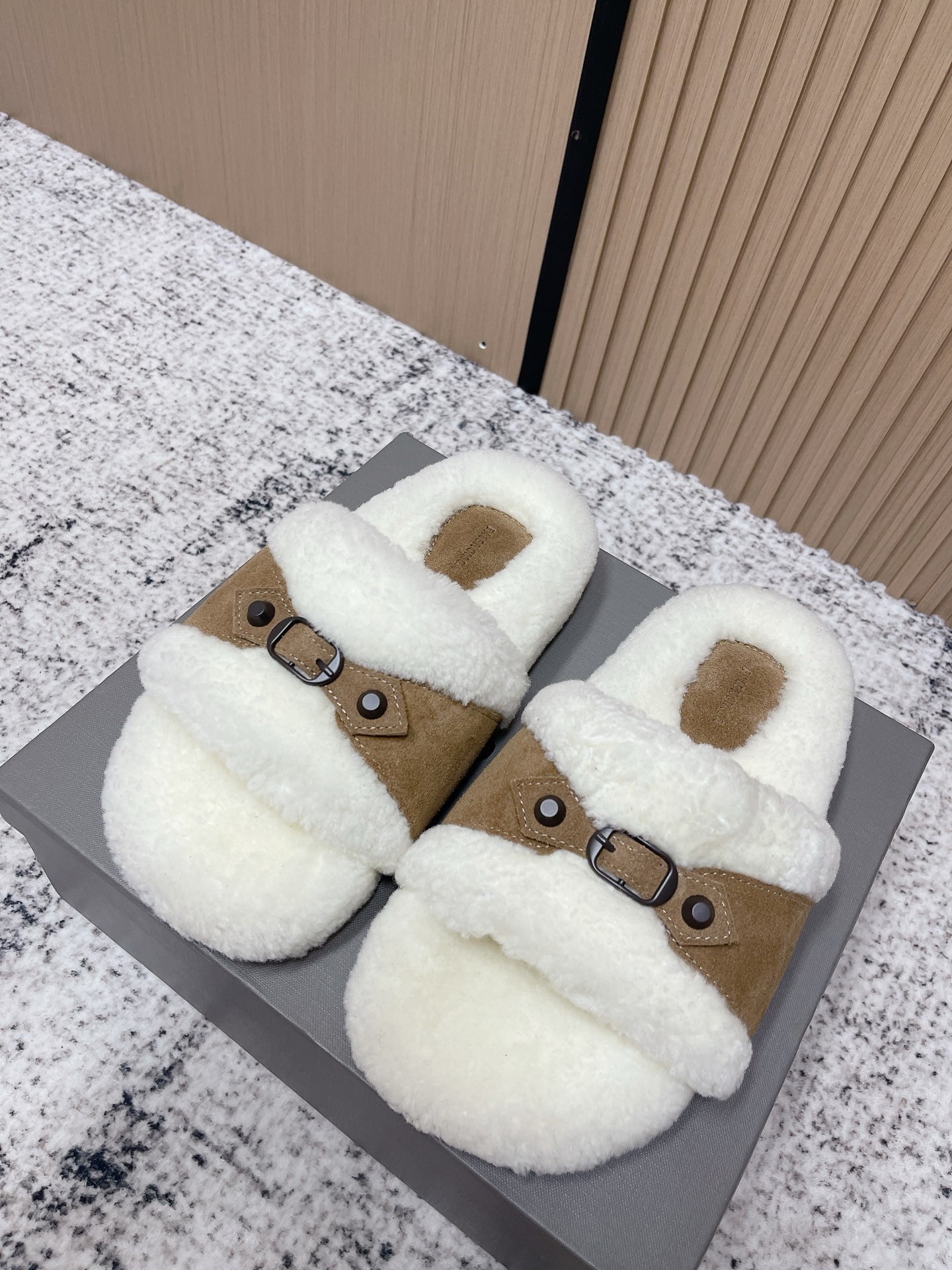 NO:627176,Balenciaga 25 new style atmospheric slippers, new autumn and winter French style high-end lamb wool rivet one-word fur slippers!  This mop is unique in design!  It can be easily controlled for daily leisure. The upper is spliced ​​with lamb wool + nubuck leather. The foot pads are made of lamb wool. The outsole is original molded rubber sole. Size 35-40 (40 customized items are non-returnable). Furry shoes and slippers, balenciaga, balenciaga, slippers19860909Balenciaga巴黎世家25新款氛围毛拖,秋冬新款法式高级感羊羔毛铆钉一字毛毛拖鞋！ 这款毛拖在设计上独具匠心 ！ 日常休闲都能轻松驾驭 鞋面羊羔毛+磨砂皮拼接 垫脚羊羔毛 大底原版开模橡胶底 码数35-40（40定制不退换）,毛毛鞋拖鞋,balenciaga,balenciaga,slippers,Women's Shoes