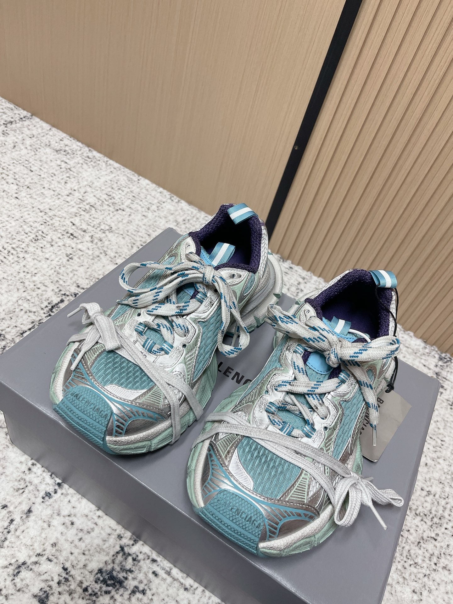 NO:577862,High Version BALENCIAGA Couple 3XL Sneakers Balenciaga 10th generation mesh lace-up low-top catwalk retro dad sneakers Deconstructed straps Breathable mesh Mesh Material and polyurethane Wear effects Balenciaga logo on toe edge and back Balenciaga embossed size on upper and heel Tongue 3XL Rubber branding and reflective details Upper tabs and tongue pull  Equipped with reflective details. Spare laces are on the front side of the shoe. They can be removed before wearing, making it easy to match with different styles. Normal size. Size 36-45 (female 40.41, male 38.45 custom-made), dad shoes, balenciaga, balenciaga, sneakers19860909高版本 巴黎世家 BALENCIAGA 情侣 3XL Sneakers 巴黎世家 十代网布系带低帮走秀复古老爹运动鞋 解构绑带 透气网纱 网面 材料和聚氨酯 磨损效果 鞋头边缘和后帮 Balenciaga 徽标 鞋面和后跟凸印尺码 鞋舌 3XL 橡胶品牌标识和反光细节 鞋帮拉袢和鞋舌拉祥 配反光细节 备用鞋带在鞋履前侧 可在穿着前取下 便于不同造型搭配 正常尺码. 尺码36-45（女40.41.男38.45定做）,老爹鞋,balenciaga,balenciaga,sneakers,Women's Shoes