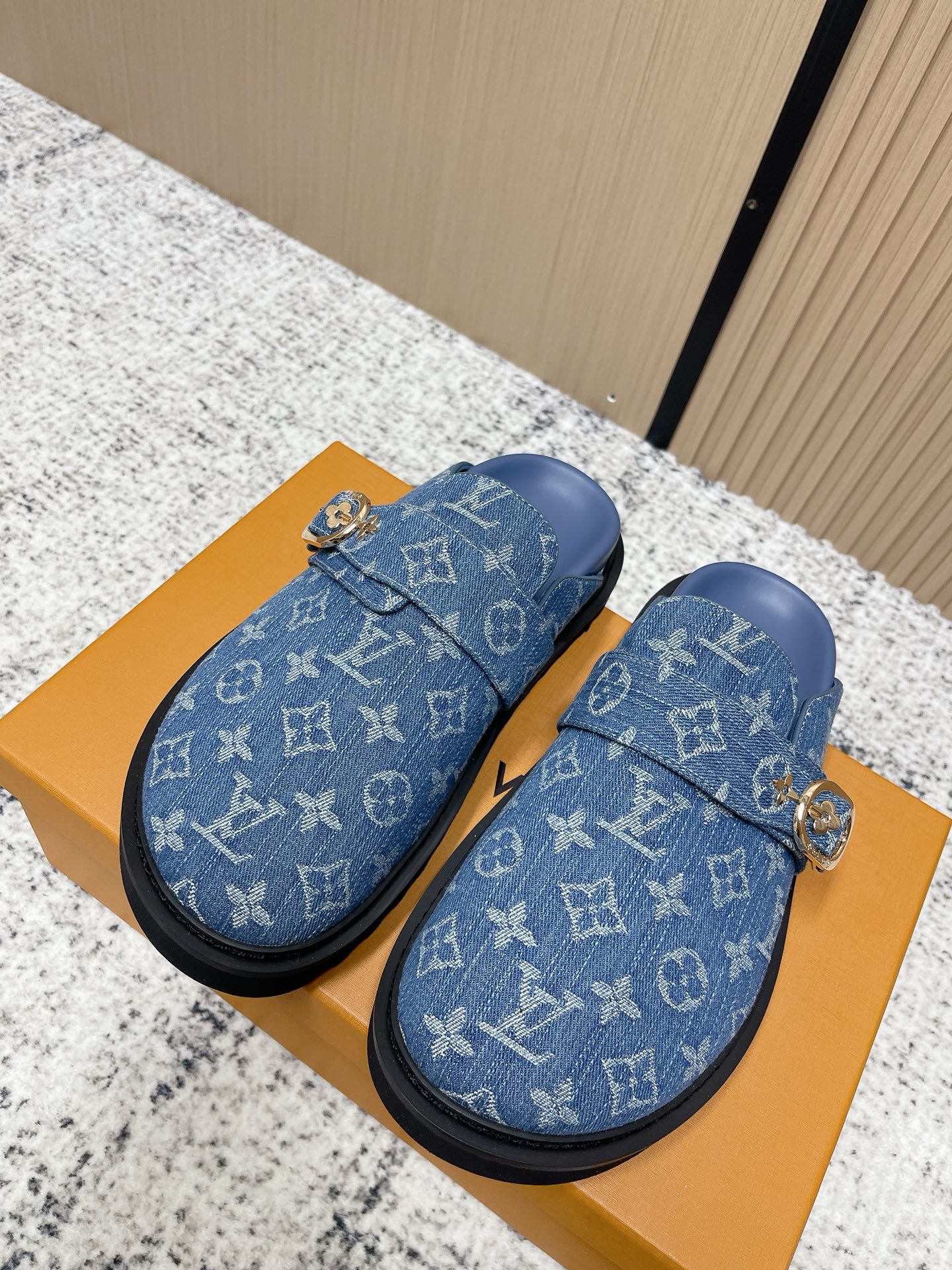 NO:577028,Top version Louis vuitto*Lv new Birkenstock slippers for couples. Cute and cute, but not too good on the feet. Simple and high-end slingback design. Wear and go. Good news for lazy people. The upper is imported cowhide/imported floral cloth. The original molding of the hardware buckle. The inner padding sheepskin. The original molding high-density foam outsole. Size35-45 (female 40.41, male 45, custom-made and non-returnable), half drag, louis vuitton, louis  vuitton,slippers,cowhide,sheepskin19860909顶级版本  Louis vuitto*Lv 新品情侣款勃肯拖鞋  可可爱爱、脚感简直不要太好 简约又高级 露跟设计 即穿即走 懒人福音  鞋面进口牛皮/进口老花布 五金扣原版开模 内里垫脚羊皮 原版开模高密度发泡大底 Size35-45（女40.41男45定做不退换）,半拖,louis vuitton,louis vuitton,slippers,cowhide,sheepskin,Women's Shoes