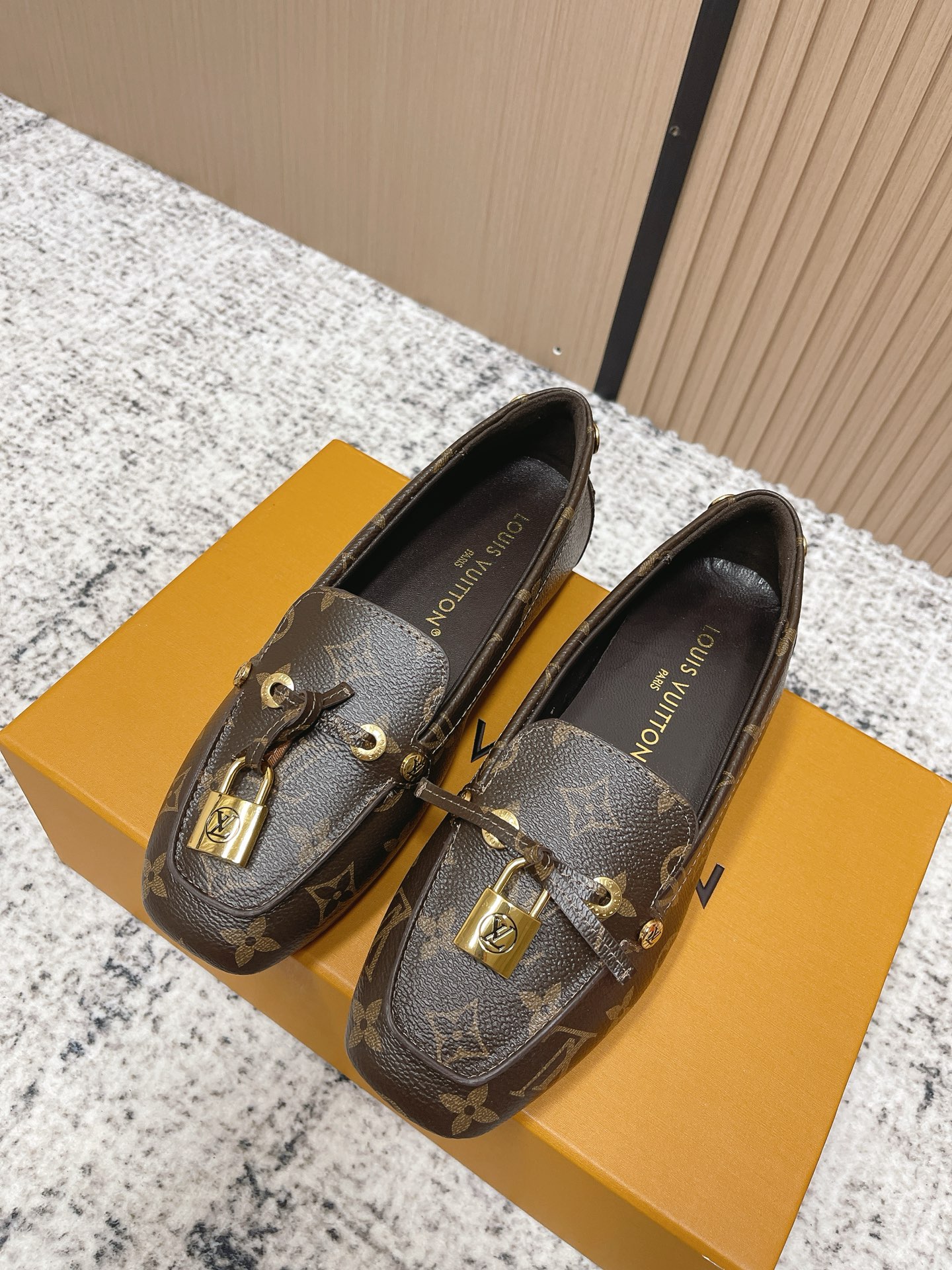 NO:594470,Purchasing-grade Louis Vuitton 25ss flat loafers. Made of high-quality cowhide. Light and comfortable moccasin structure with hand-stitched upper. Decorated with LV Cicle logo and inscribed shoelace ends. Decorated with butterflies. Luxurious and grand style design. Perfect interpretation of the brand's luxury style. Made of water-dyed cowhide inside, original A-grade rubber outsole, Size35-41 (40 41 customized, non-returnable), loafers, louis  vuitton,louis vuitton,loafers,cowhide19860909代购级 Louis vuitton 25ss 平底乐福鞋 豆豆鞋,采用优质牛皮 轻盈舒适的莫卡辛结构搭配手缝鞋面 点缀LV Cicle标识和铭纹鞋带端头.饰蝴蝶 版型设计奢华大气 完美诠释品牌奢华风格 内里采用水染牛皮,原版A级橡胶粒外底, Size35-41（40 41 定做不退换）,乐福鞋,louis vuitton,louis vuitton,loafers,cowhide,Women's Shoes