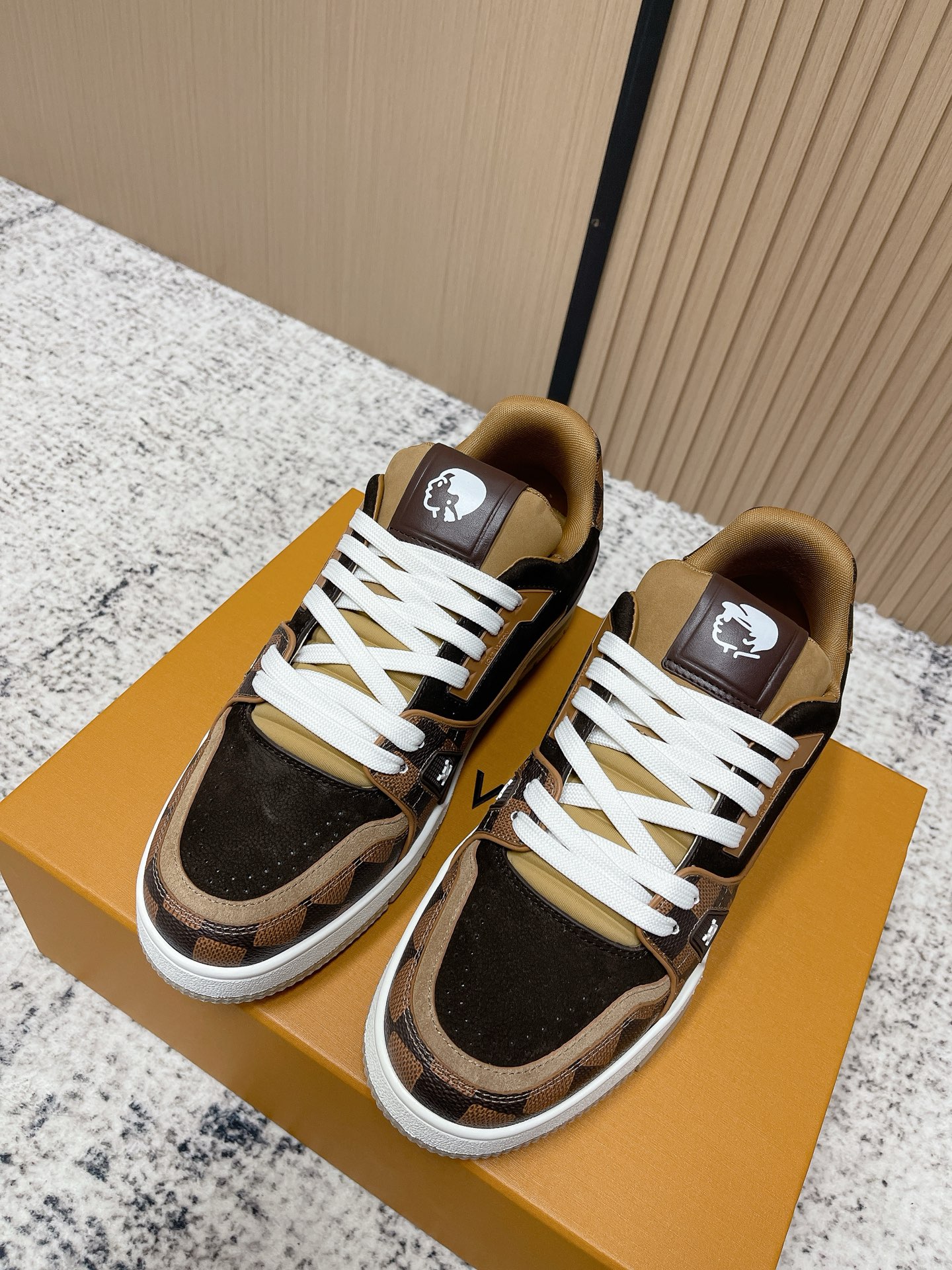 NO:578117,Top version LV trainer~~new upgraded version~~classic return, couple style, skateboard shoes, basketball shoes, sports shoes... LV new sports series; retro style sense; incorporating many classic elements of the family; super handsome~~ Full leather fabric, with LV badge cloth surface, breathable gauze lining, original outsole, original shoe last, more details compared to the real product, perfect and high-end~~  35-40 women's style/39-45 men's style, casual shoes/sports shoes, louis vuitton, sneakers19860909顶级版本 LV trainer~~全新升级版~~经典回归 情侣款,滑板鞋,篮球鞋,运动鞋…… LV全新运动系列；复古风视感；拥入家族多方面经典原素；超级帅气~~ 全皮革面料,搭配Lv徽章布面,透气纱网内里,原版大底,原版鞋楦,更多细节对比大货实物完美高端~~ 35—40女款/39—45男款,休闲鞋/运动鞋,louis vuitton,sneakers,Women's Shoes