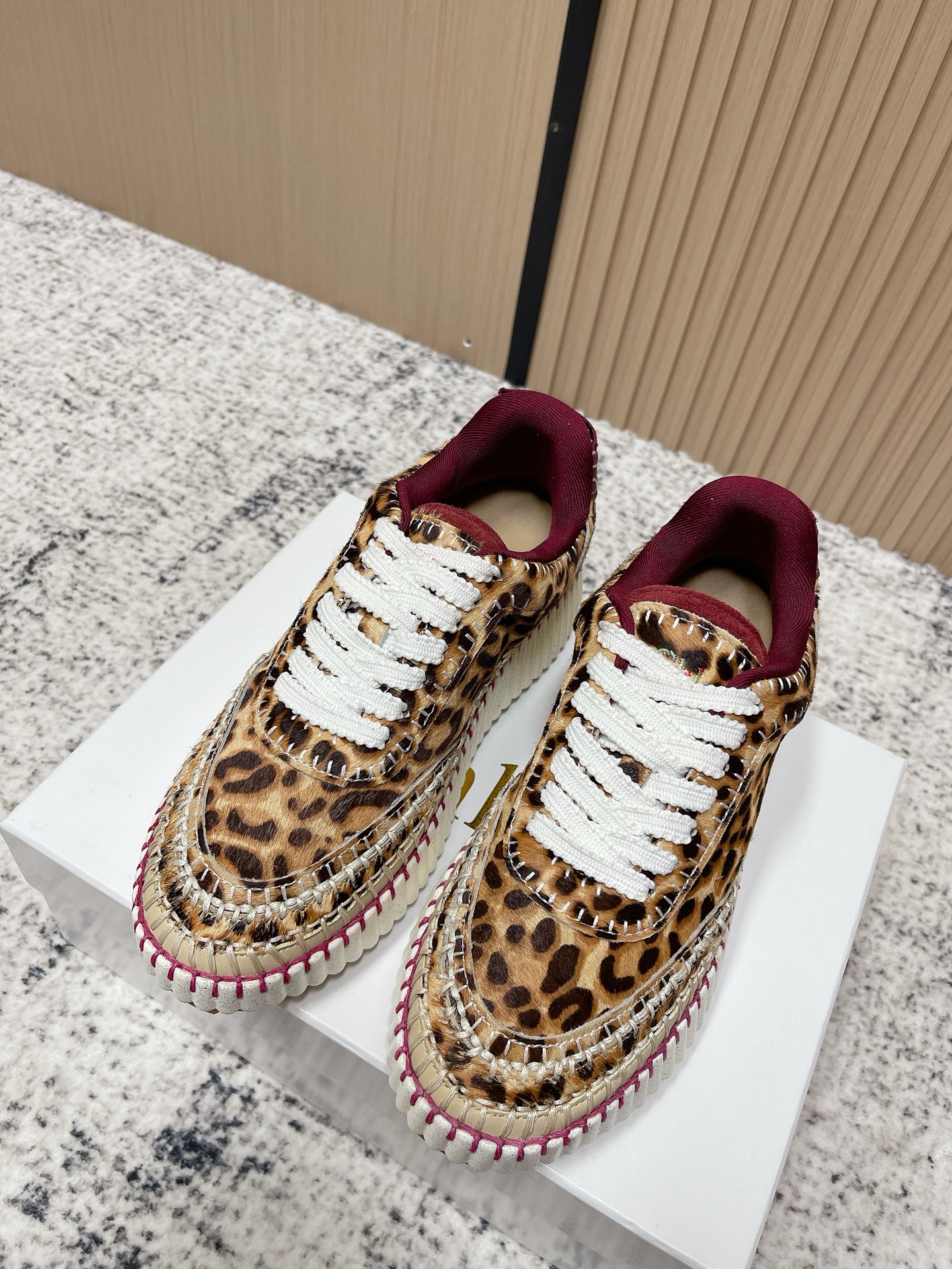 NO:578112,#TOPVERSION Chloe Chloe/Chloe 25/ New thick-soled white shoes, casual shoes, original soles, all hand-threaded, all the positions are just right, Internet celebrity hot style, top leisure vacation series. Big celebrities and Internet celebrities unanimously pursue this style, and it is even out of stock. It is hard to find. An indispensable single item slippers, very attractive and fashionable sports style on the feet, show your elegance, lightness, slimming, and white feet in your way. Fabric imported horse hair Inner:  Original molded fabric, outsole rubber outsole/super light wear-resistant velvet combination Size#35-40 (40 orders are not returnable), casual shoes/sports shoes, chloe, loewe, sneakers, slippers19860909#顶级版本 Chloe 克洛伊/蔻依 25/ 新款 厚底小白鞋 休闲鞋 原版鞋底,全手工穿线,所有的位置刚刚好 ,网红爆款,顶级休闲度假系列 大咖网红一致追求此款,更是断货一度难求 不可缺少的单品拖鞋,上脚极具吸引时髦运动风尚,以你的方式彰显你的优雅、轻便、显瘦、显脚白 面料进口马毛 内里: 原版开模布料 大底橡胶大底/超轻耐磨绒组合 Size#35-40（40订做不退换）,休闲鞋/运动鞋,chloe,loewe,sneakers,slippers,Women's Shoes