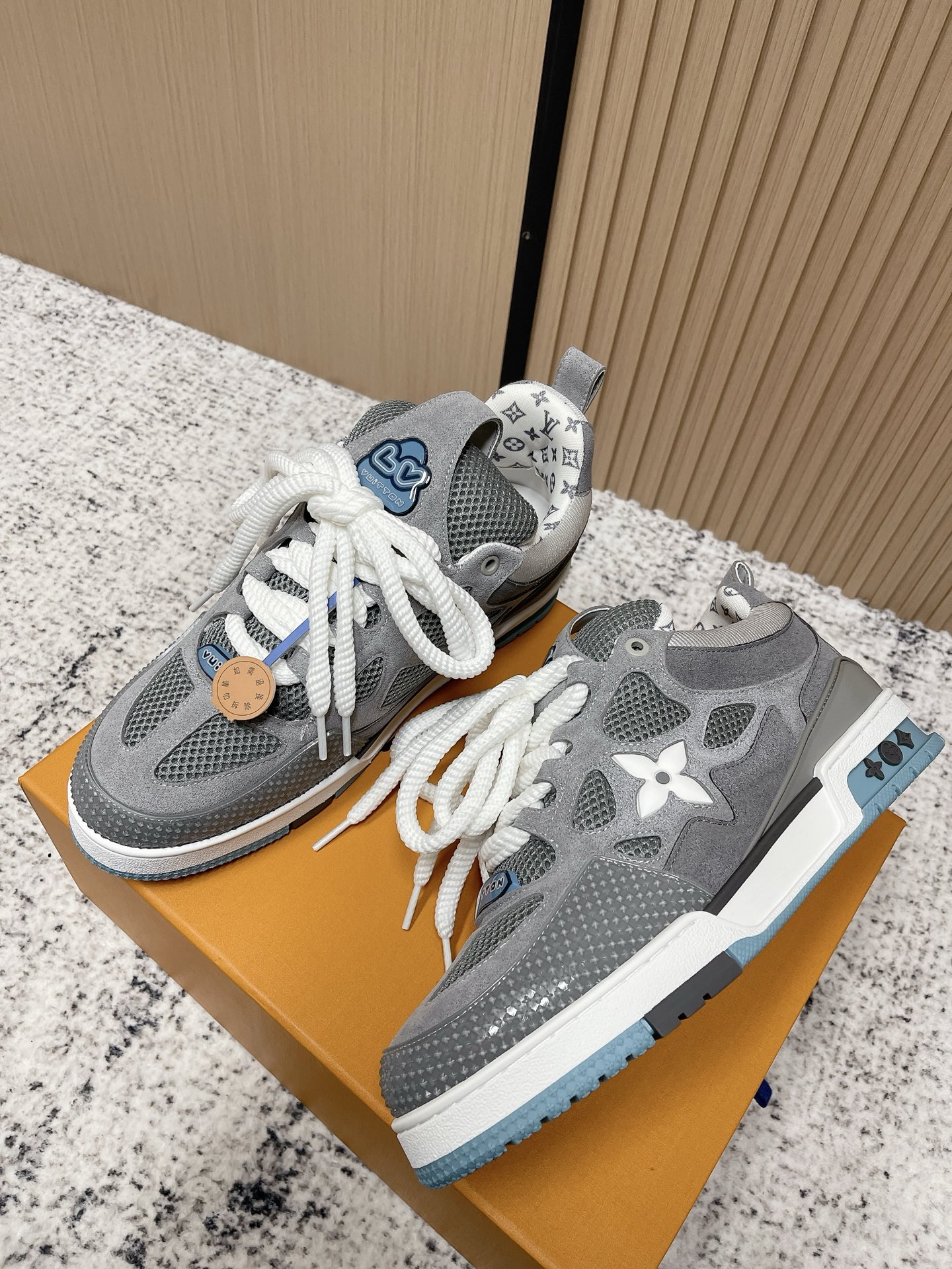 Lv skate sneaker 四叶草情侣款运动鞋,面包鞋,滑板鞋 2