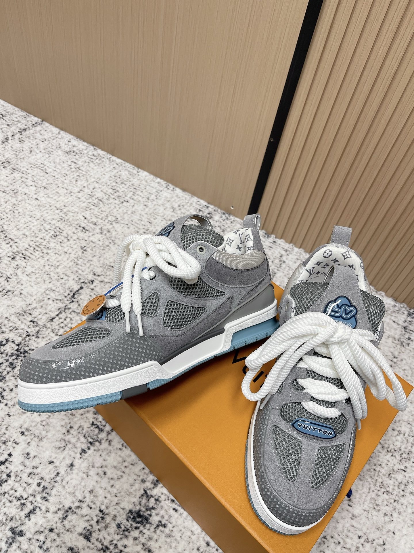 Lv skate sneaker 四叶草情侣款运动鞋,面包鞋,滑板鞋 3