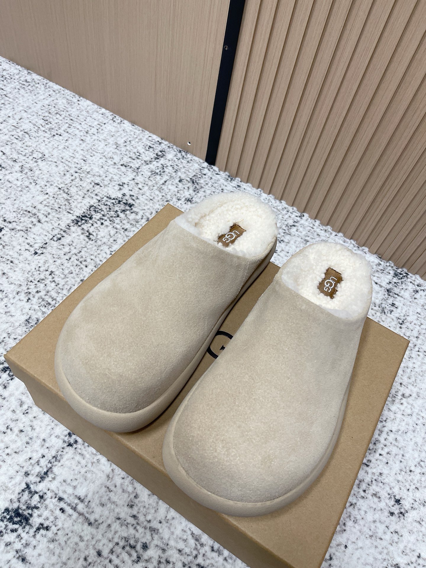 NO:592904,The top version of UGG's latest thick-soled furry shoes for autumn and winter. There are many celebrity Internet celebrities. Must-have furry shoes for autumn and winter. Real wool is super warm on the feet. A shoe that will not clash with shirts. Simple partition design. Logo embellishment in details gives a sense of luxury. It can be worn with any pants or skirts. Very comfortable and good-looking. The soles are super light. A proper height-increasing artifact.19860909顶级版本 UGG秋冬最款新厚底毛毛鞋 超多明星网红种草 秋冬必备毛毛鞋 真羊毛上脚超暖和 一款不会撞衫的鞋子 简约的隔板设计 细节处logo点缀高级感满满 无论什么裤子裙子都能驾驭 上脚非常舒适好看鞋底超级轻 妥妥的增高神器b原版开模发泡大底 Size35-40（40定做）,半拖毛毛鞋,skirts,Women's Shoes