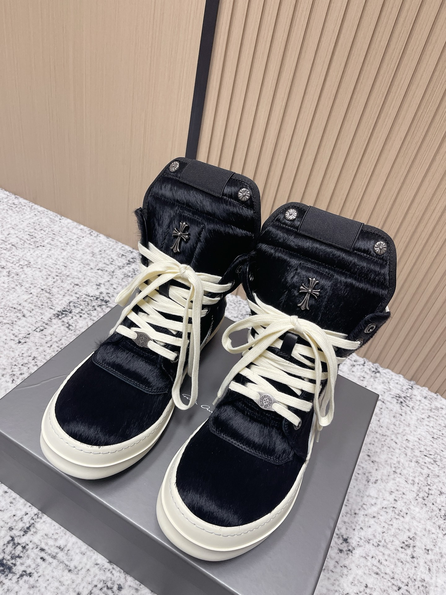 NO:592907,Purchasing level couple, a joint project created by Chrome Hearts and pioneer designer Rick Owens, 2025 autumn and winter couple series EDFU full-grain calfskin retro sneakers and casual shoes, fabric original cowhide/horse hair, lining sheepskin, size 36-46 (female 40.41 male 45.46 custom-made), boots casual shoes/sneakers, chrome hearts, boots, sneakers, cowhide, sheepskin19860909代购级 情侣 由Chrome Hearts与先锋设计师Rick Owens合作打造的联名企划 2025秋冬情侣系列EDFU全粒面小牛皮复古运动鞋休闲鞋 面料原版牛皮/马毛 内里羊皮 尺码36-46（女40.41男45.46定做）,靴子休闲鞋/运动鞋,chrome hearts,boots,sneakers,cowhide,sheepskin,Women's Shoes