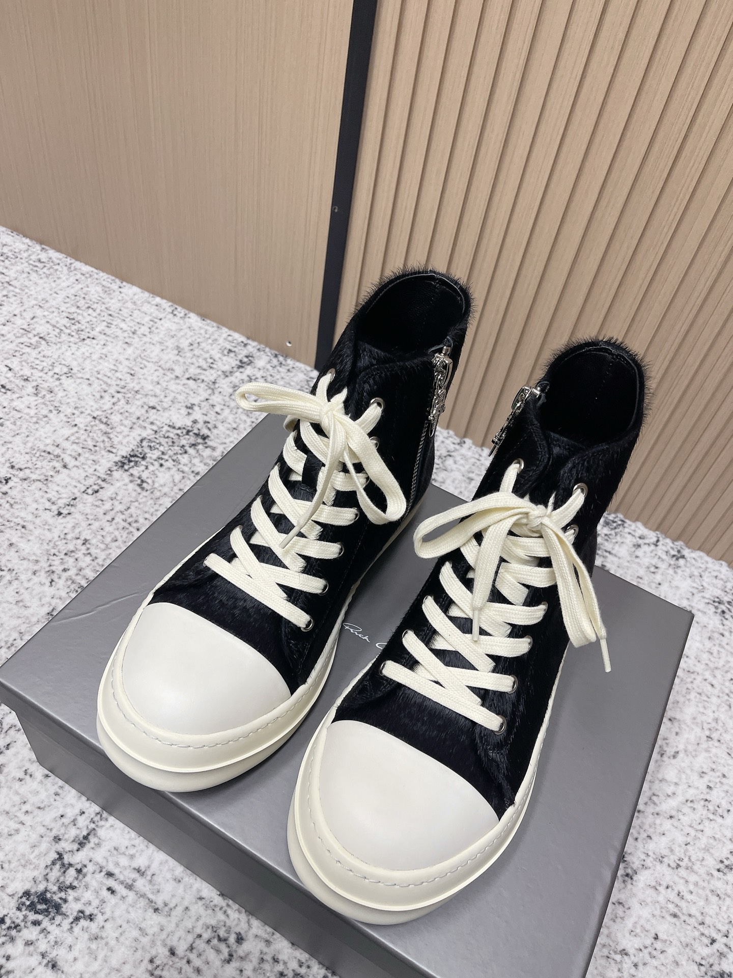 NO:592908,Purchasing agent, men's style, Rick Owens 25 new style, infringing shoes, high tops, casual shoes, dark series, high street must-haves. This is a shoe that has its own buzz when it comes online. The sale is constantly controversial. This pair of shoes can also be said to be irreplaceable by other RO shoes. Let's talk briefly about the most popular shoes of Rick Owens. The 'big Vans' of 'infringing' Vans are definitely on the list and are not inferior to 'Big Converse' in their versatility, whether it is paired with Rick  Owens' own items or a variety of Clean Fit that are popular now are totally fine, especially leather shoes, which are simple and high-end. Uppers are cowhide/horse hair. TPU large non-slip outsole. Size: 39-46 (45.46 custom-made), boots, casual shoes/sports shoes, converse, boots, sneakers, cowhide19860909代购级 男款 瑞克 欧文斯Rick Owens 25新款 侵权鞋 高帮 休闲鞋 暗黑系列 高街必备 这是一款上线就自带话题的鞋款 发售争议不断 这双鞋也可以说是其它RO鞋款代替不了的 简单聊下要说Rick Owens最受欢迎的几款鞋,那“侵权”Vans的“大Vans”肯定榜上有名完全不输“大匡威”的百搭,不管是搭配 Rick Owens自己的单品又或者是走一波现在流行的各种Clean Fit 都完全没问题 特别是皮质鞋款 简约即高级 鞋面牛皮/马毛 鞋底TPU大防滑大底 码数39-46（45.46定做）,靴子休闲鞋/运动鞋,converse,boots,sneakers,cowhide,Women's Shoes