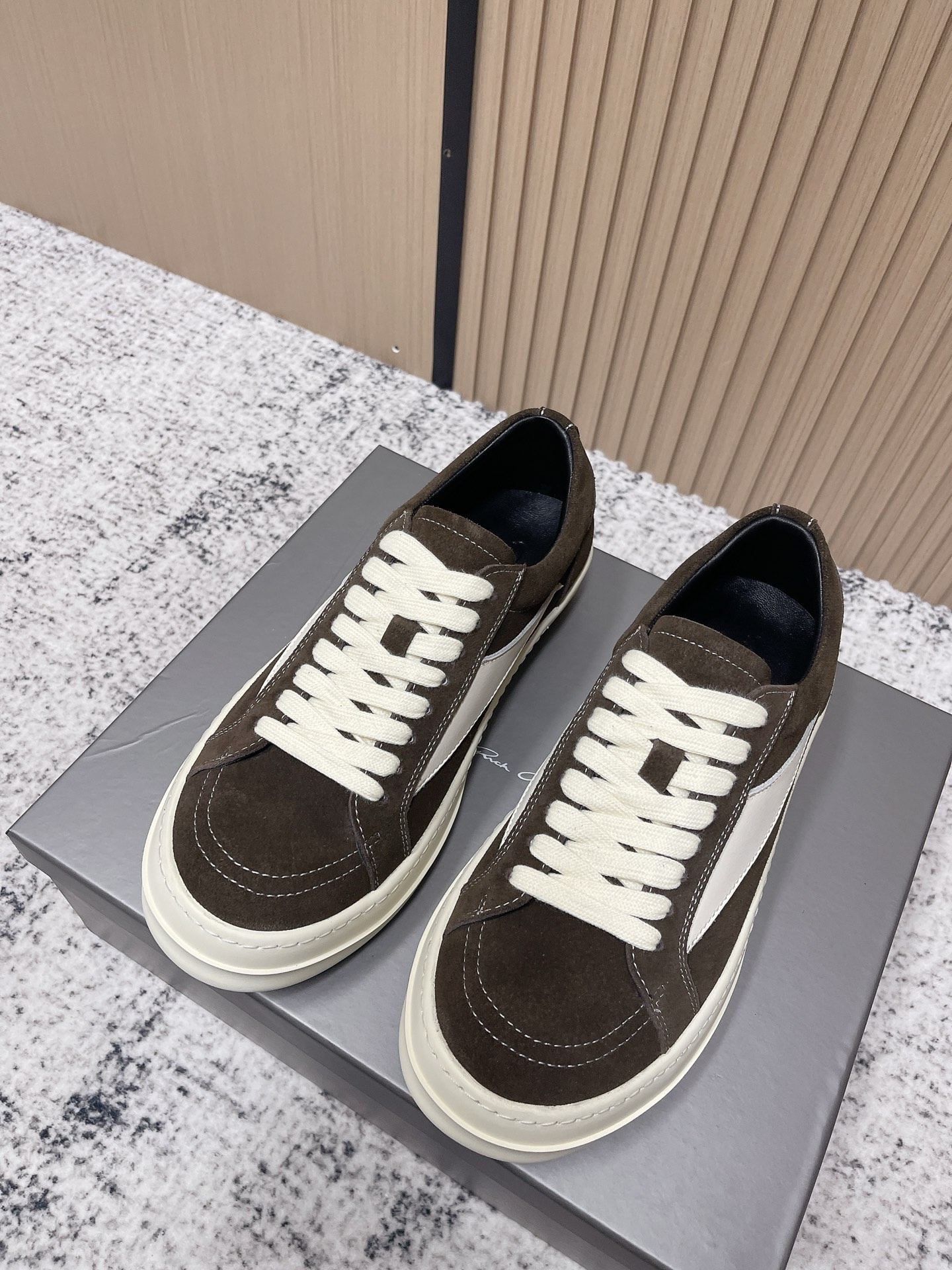 NO:592910,Purchasing agent, men's style, Rick Owens 25 new style, infringing shoes, casual shoes, dark series, high street essentials. This is a shoe that has its own buzz when it is launched. The sale is controversial. This pair of shoes can also be said to be irreplaceable by other RO shoes. Let's talk briefly about the most popular shoes of Rick Owens. The 'big Vans' of 'infringing' Vans are definitely on the list and are not inferior to 'Big Converse' in their versatility, whether it is paired with Rick  Owens’ own items or a variety of Clean Fit that are popular now are totally fine, especially leather shoes, which are simple and high-end, upper cowhide/cow suede leather, sole TPU large non-slip outsole, size 39-46 (45.46 custom-made), boots casual shoes/sports shoes, converse, boots, sneakers, cowhide19860909代购级 男款 瑞克 欧文斯Rick Owens 25新款 侵权鞋 休闲鞋 暗黑系列 高街必备 这是一款上线就自带话题的鞋款 发售争议不断 这双鞋也可以说是其它RO鞋款代替不了的 简单聊下要说Rick Owens最受欢迎的几款鞋,那“侵权”Vans的“大Vans”肯定榜上有名完全不输“大匡威”的百搭,不管是搭配 Rick Owens自己的单品又或者是走一波现在流行的各种Clean Fit 都完全没问题 特别是皮质鞋款 简约即高级 鞋面牛皮/牛反绒皮 鞋底TPU大防滑大底 码数39-46（45.46定做）,靴子休闲鞋/运动鞋,converse,boots,sneakers,cowhide,Women's Shoes